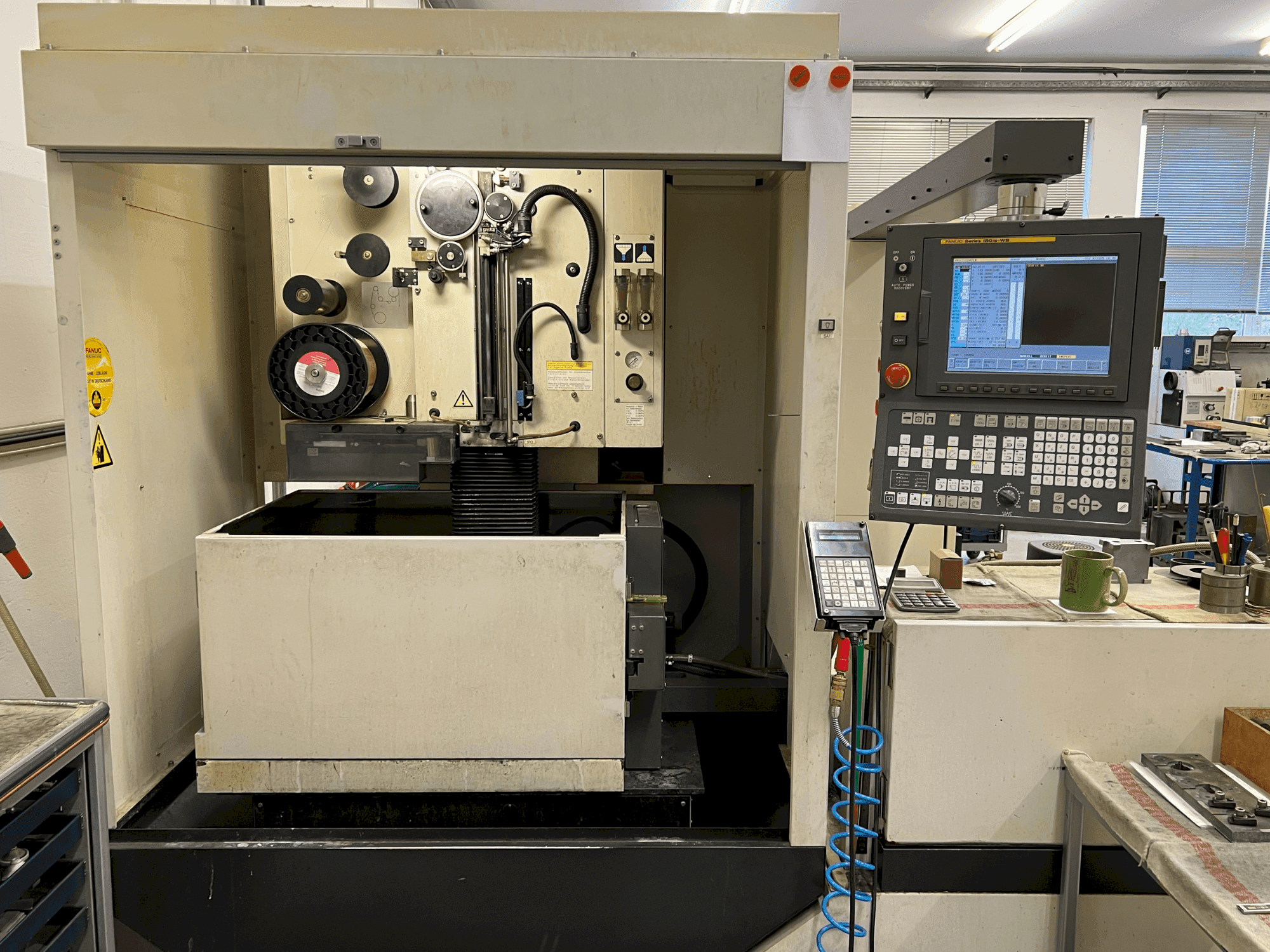 Widok z przodu maszyny FANUC Alpha-0iC