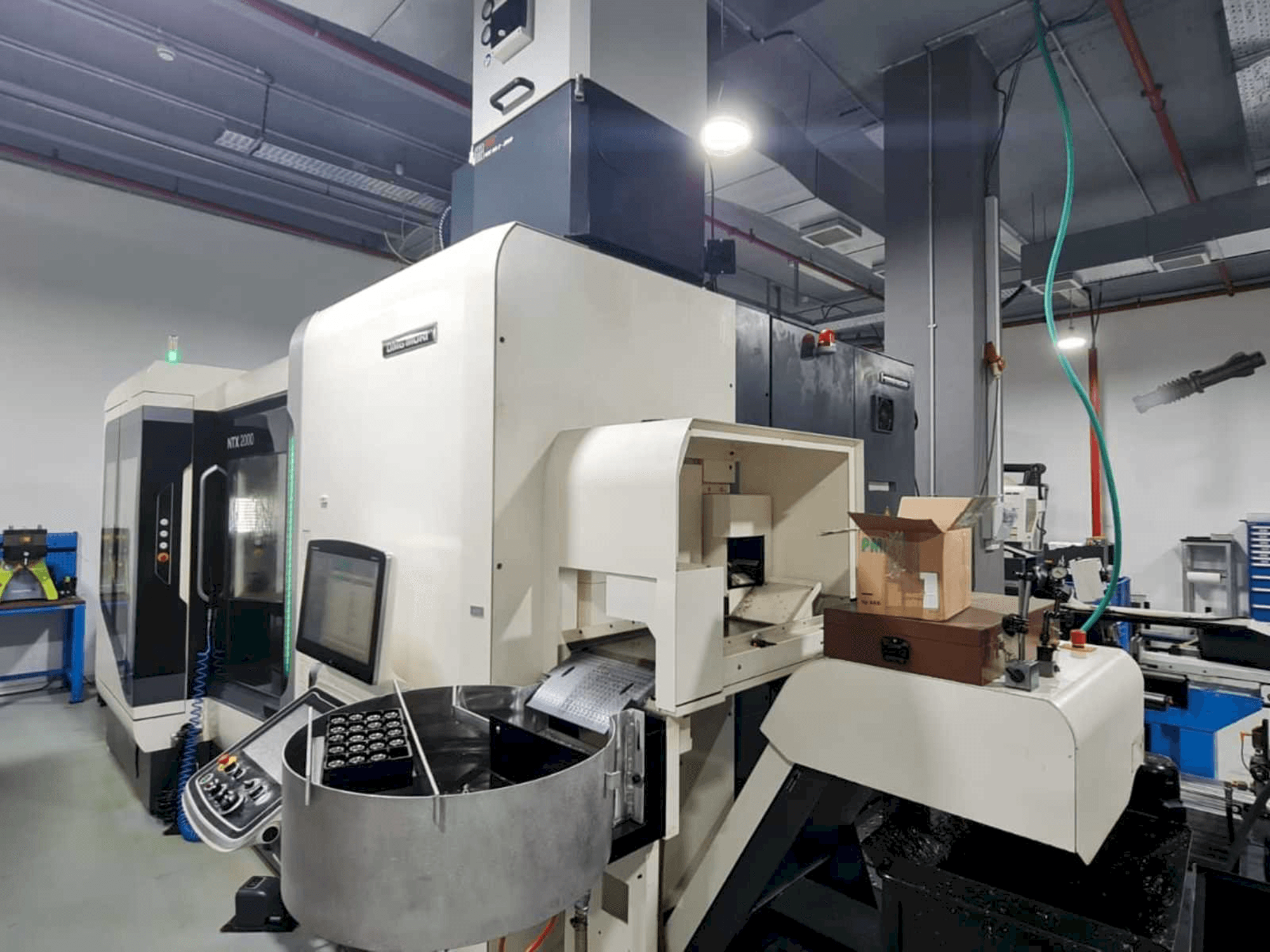 Widok prawej strony maszyny DMG MORI NTX2000/1500SZ