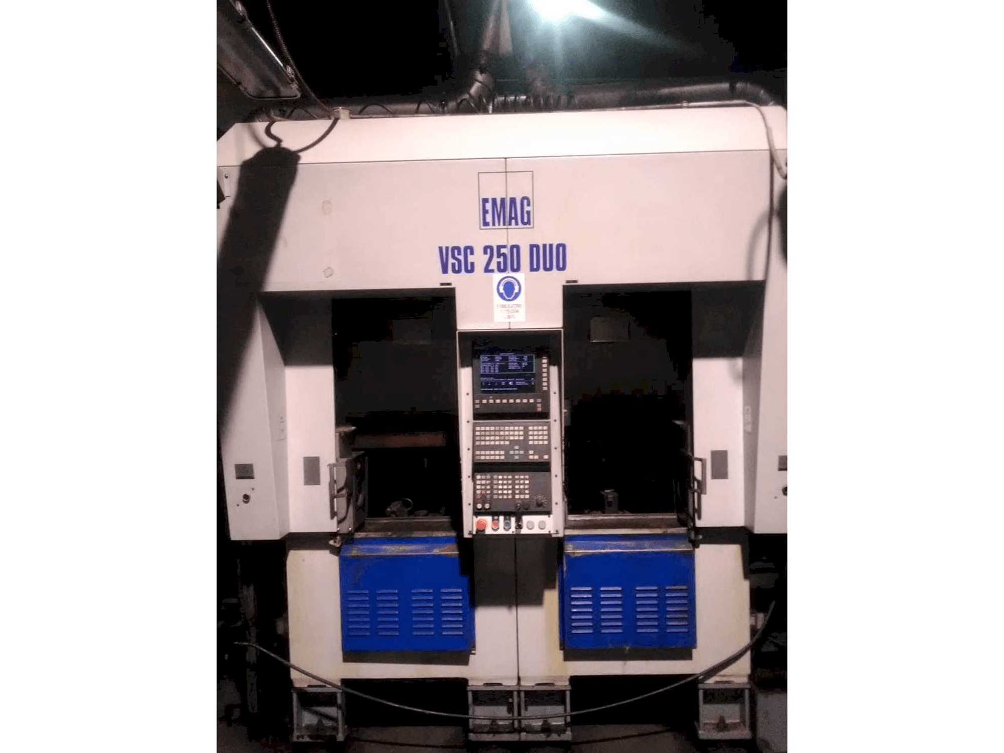 Widok z przodu maszyny EMAG VSC 250 Duo