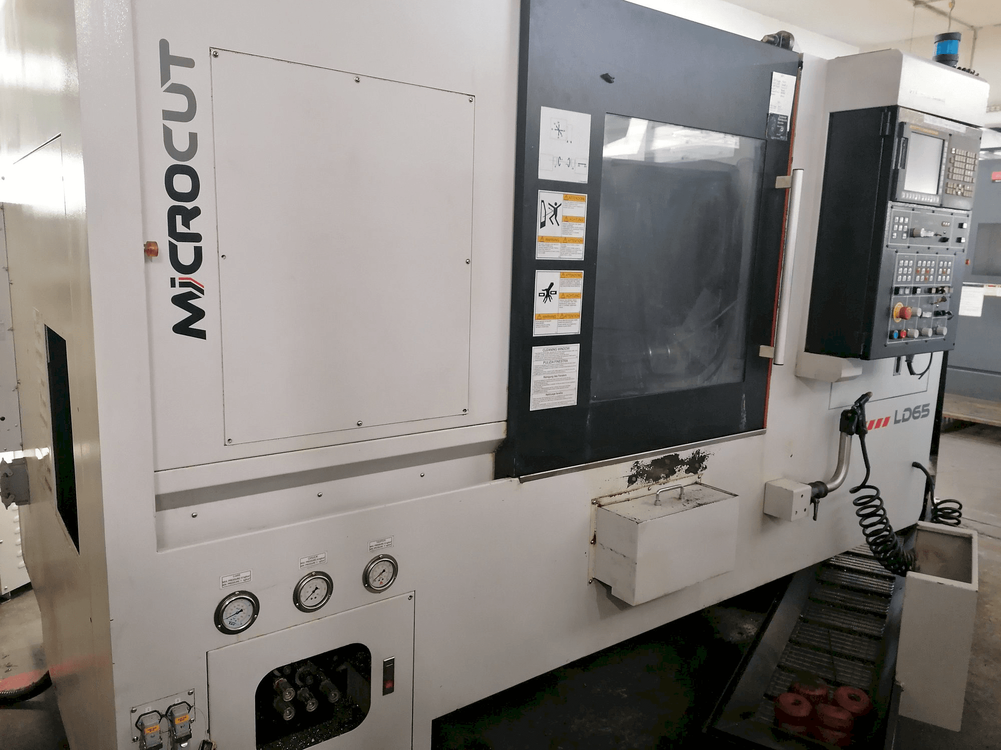Widok z przodu maszyny MICROCUT LD-65