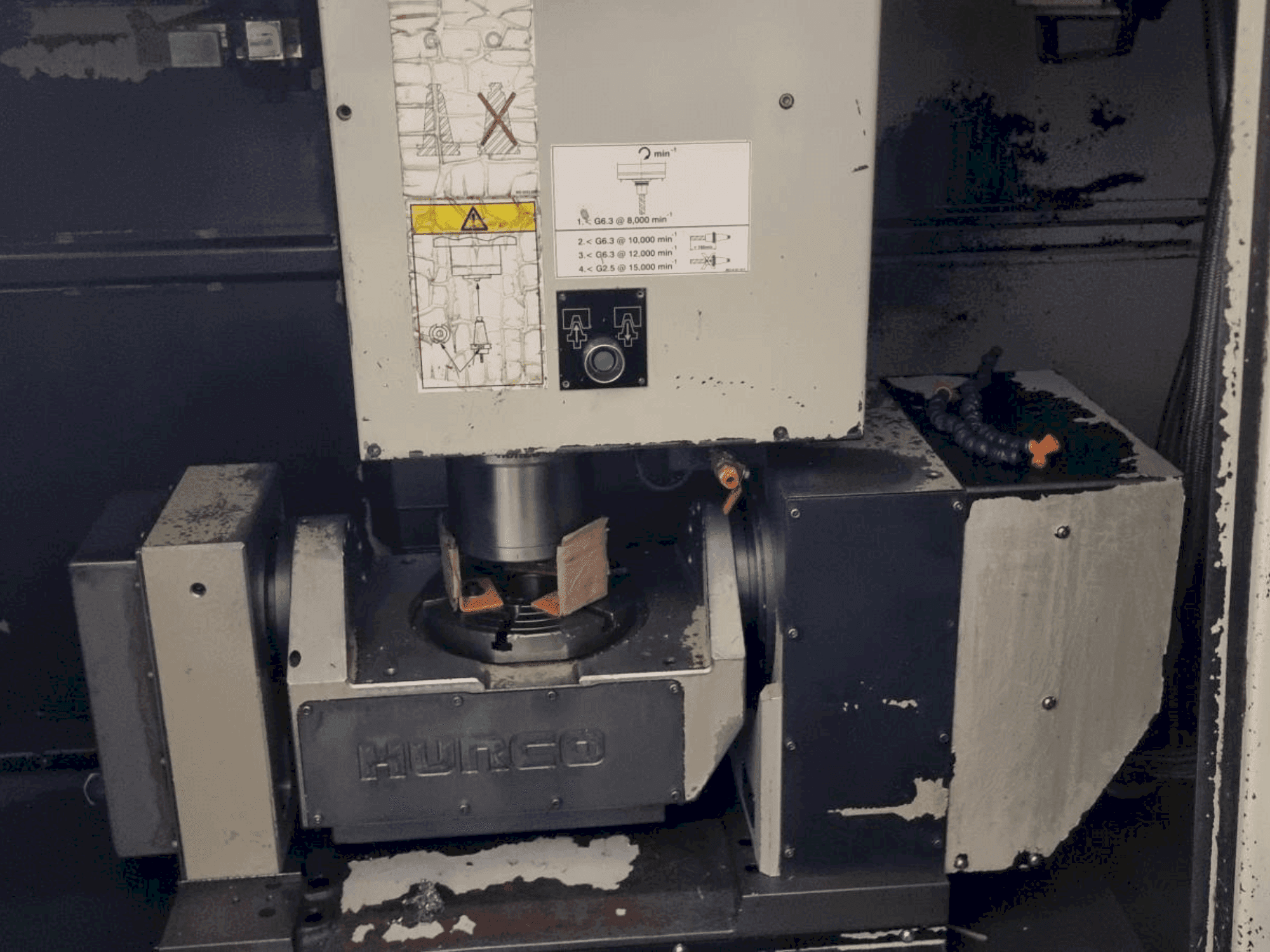 Widok z przodu maszyny Hurco VMX 50T