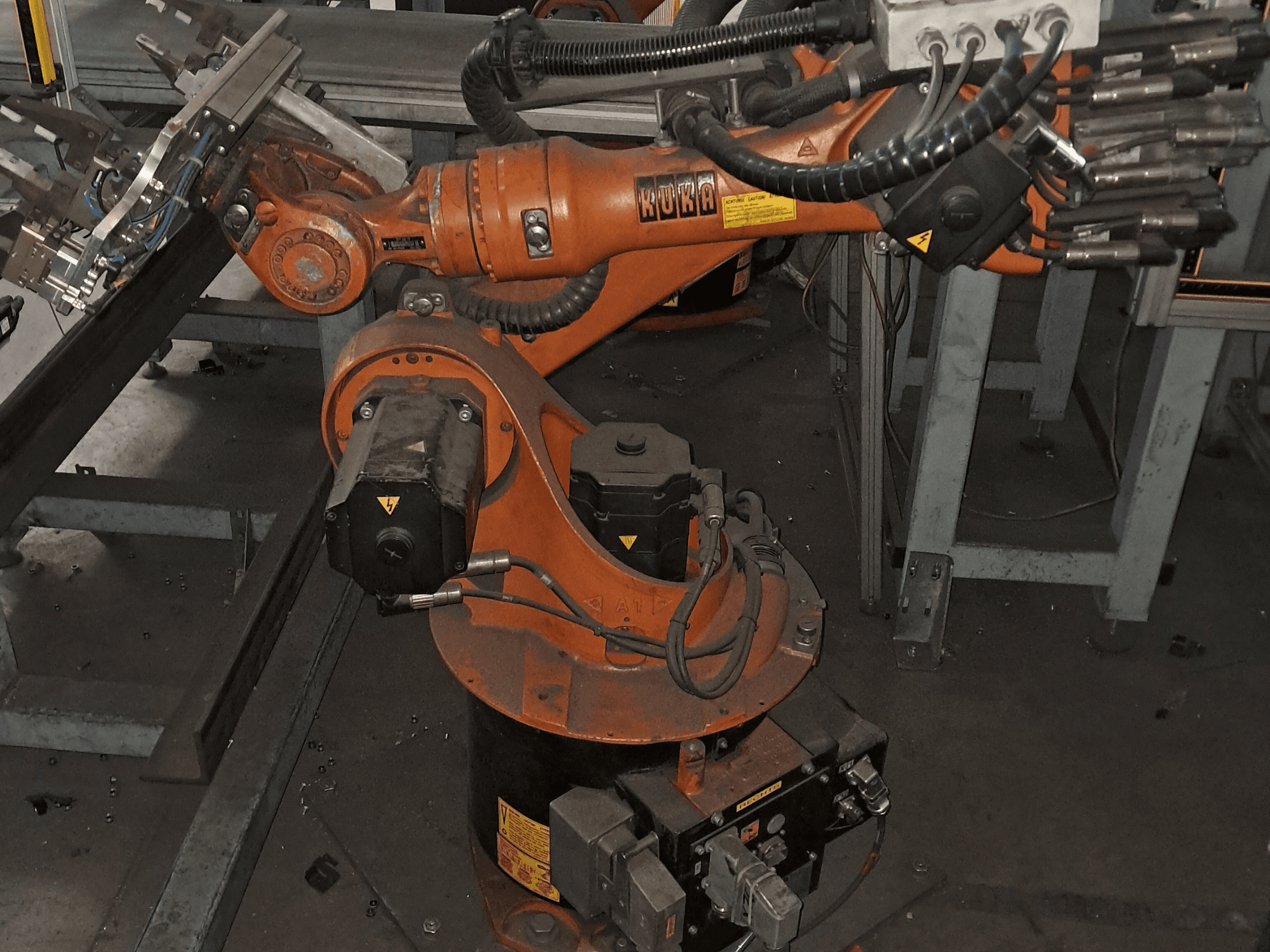 Ramię robota KUKA KR 16-2 widziane z góry, z widocznym pomarańczowym korpusem, silnikiem i elementami mechanicznymi.