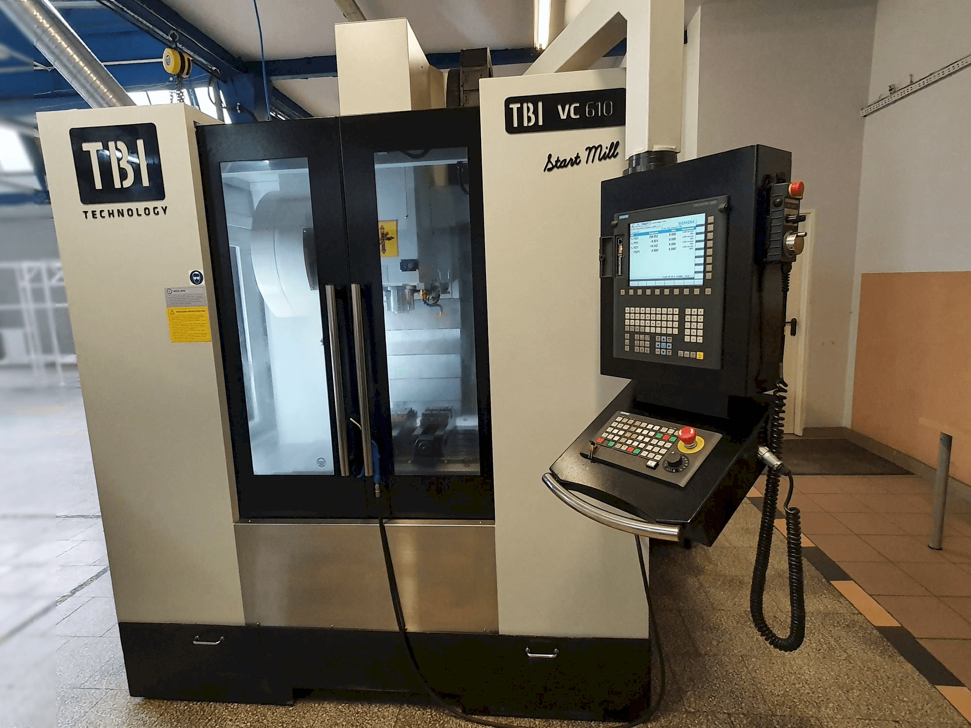 Widok z przodu maszyny TBI VC610 Start Mill