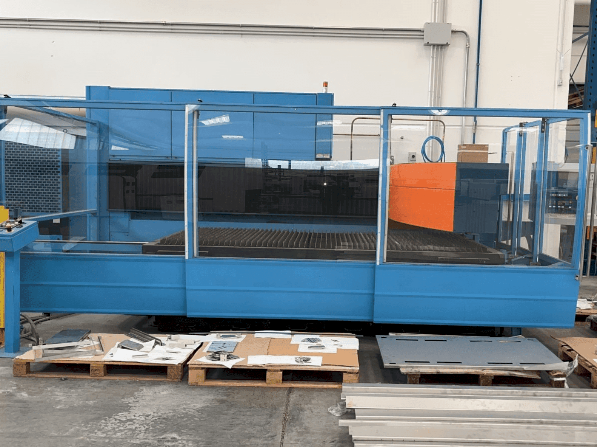 Widok z przodu maszyny Prima Industrie Platino 1530 PL 9000