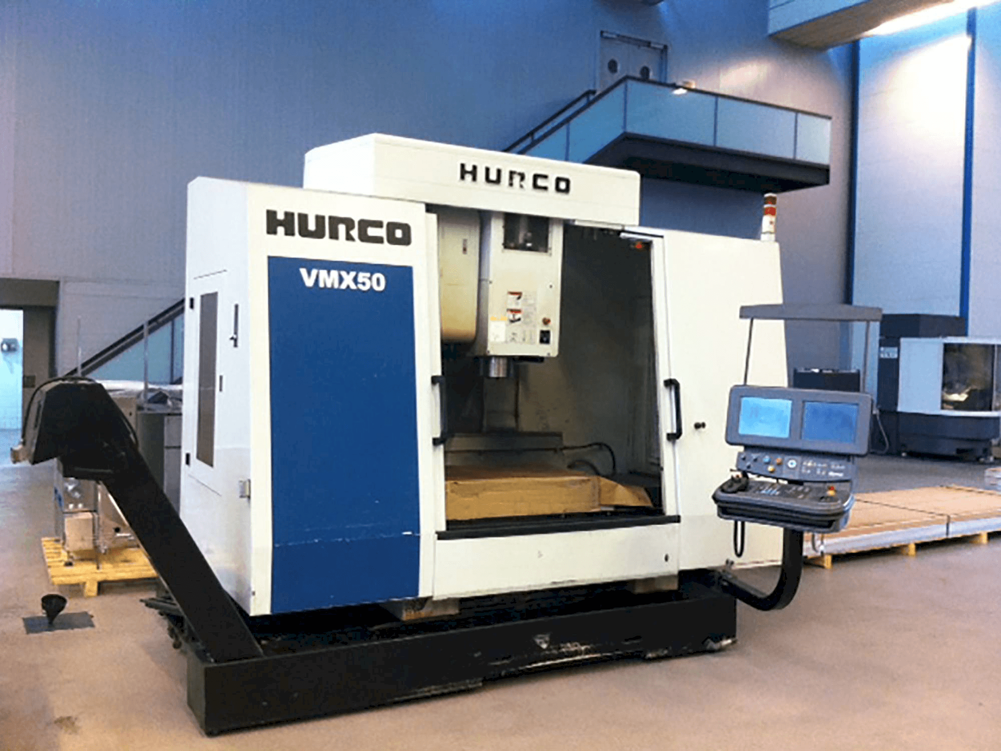 Widok z przodu maszyny Hurco VMX 50/40T