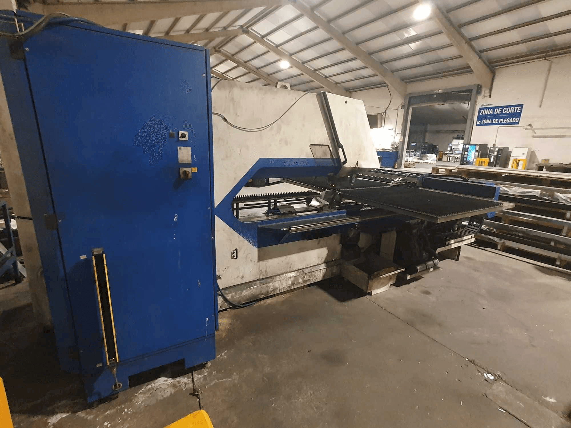 Widok z przodu maszyny TRUMPF Trumatic 2000R