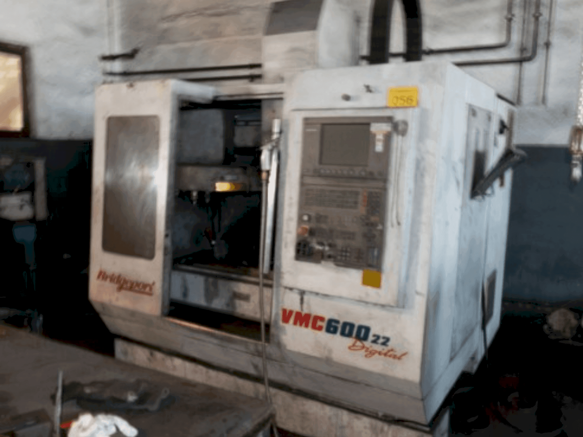 Widok z przodu maszyny Bridgeport CMV600 22 digital