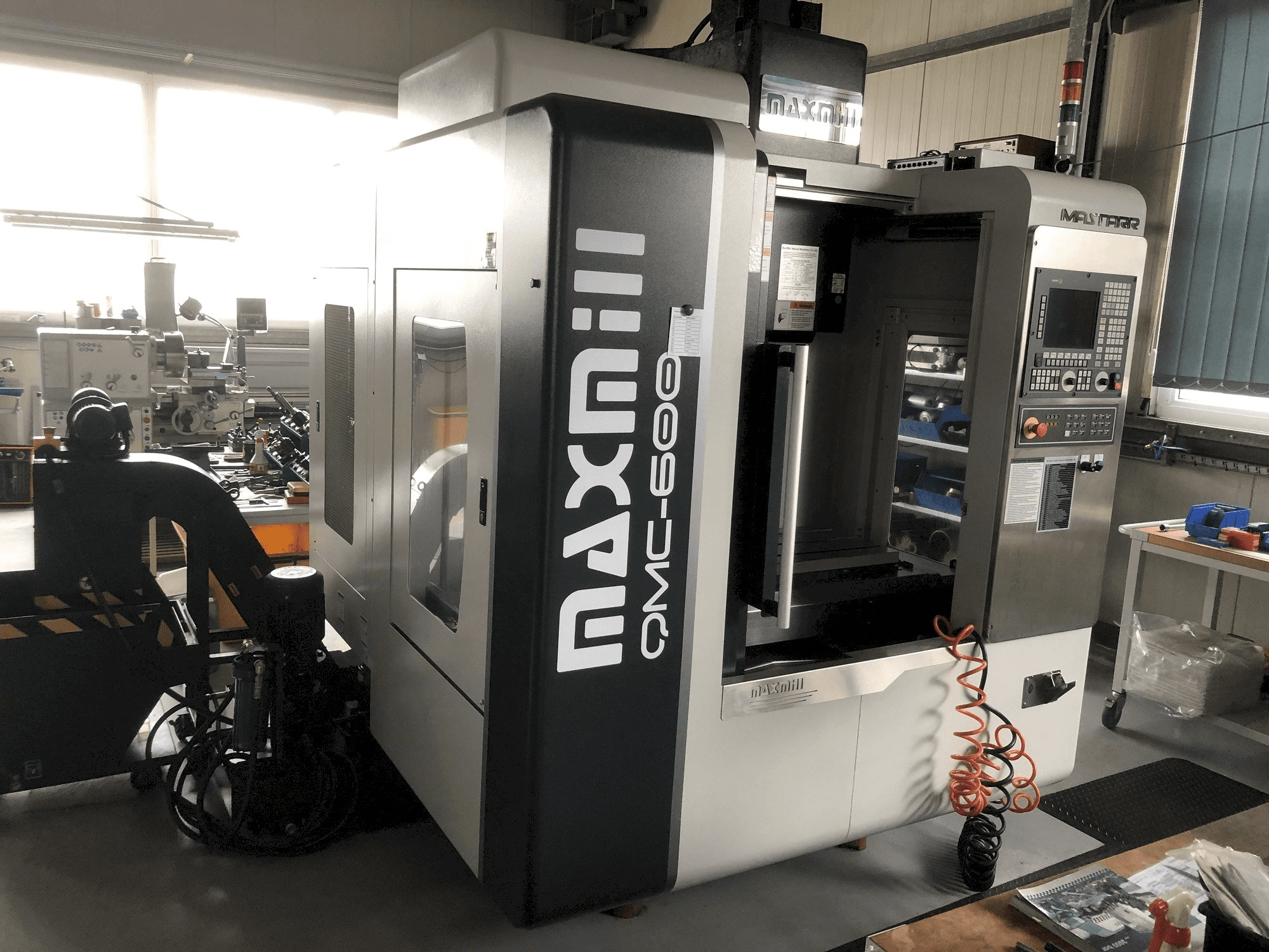 Widok z przodu maszyny MAXMILL QMC-600