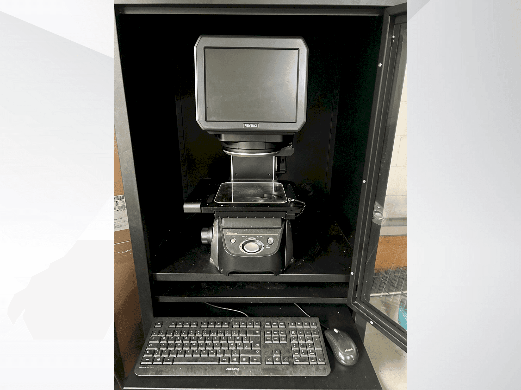 Widok z przodu maszyny KEYENCE IM 7020