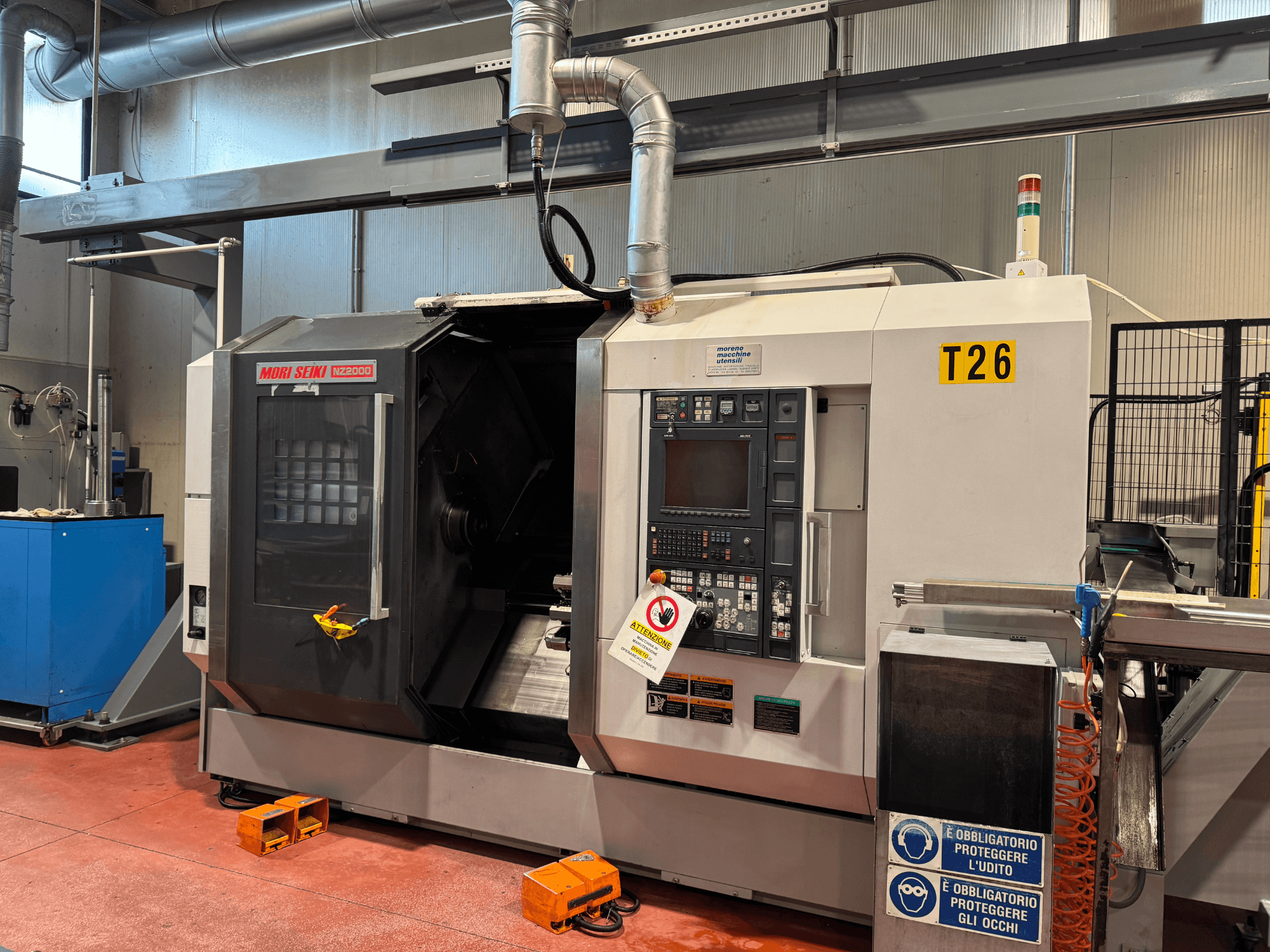 Centrum frezarskie MORI SEIKI NZ-2000/T2/Y2, widok z przodu, z panelem sterowania, oznakowaniem bezpieczeństwa i konfiguracją przemysłową.