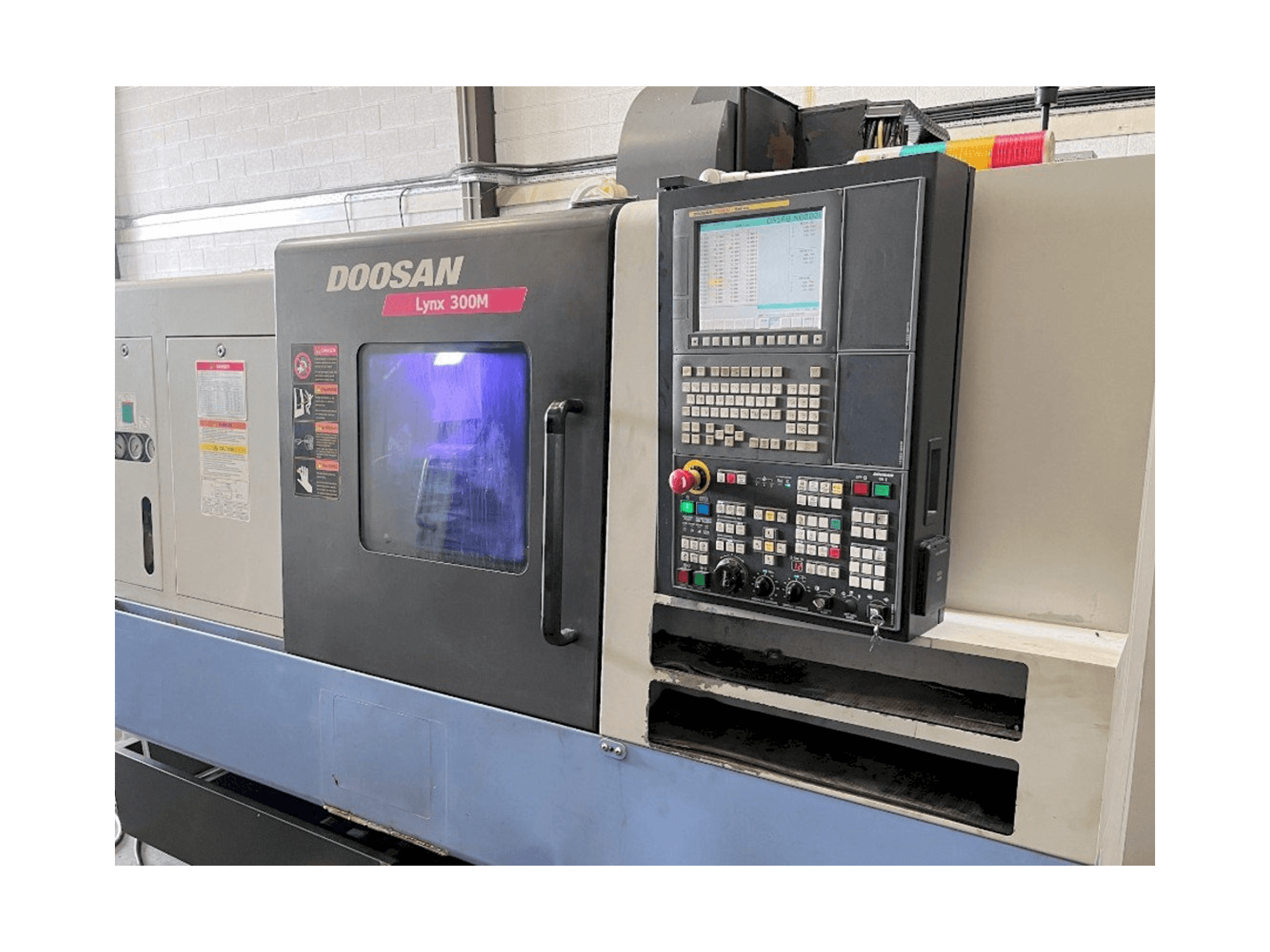 Widok z przodu maszyny Doosan Lynx 300M