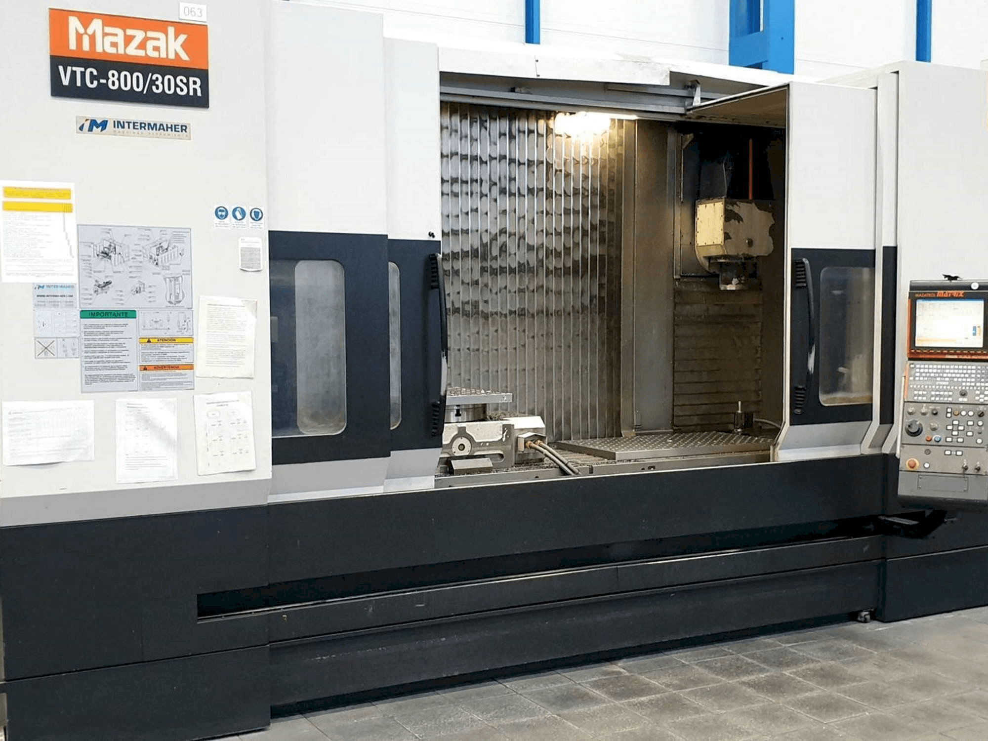 Widok z przodu maszyny Mazak VTC-800/30SR