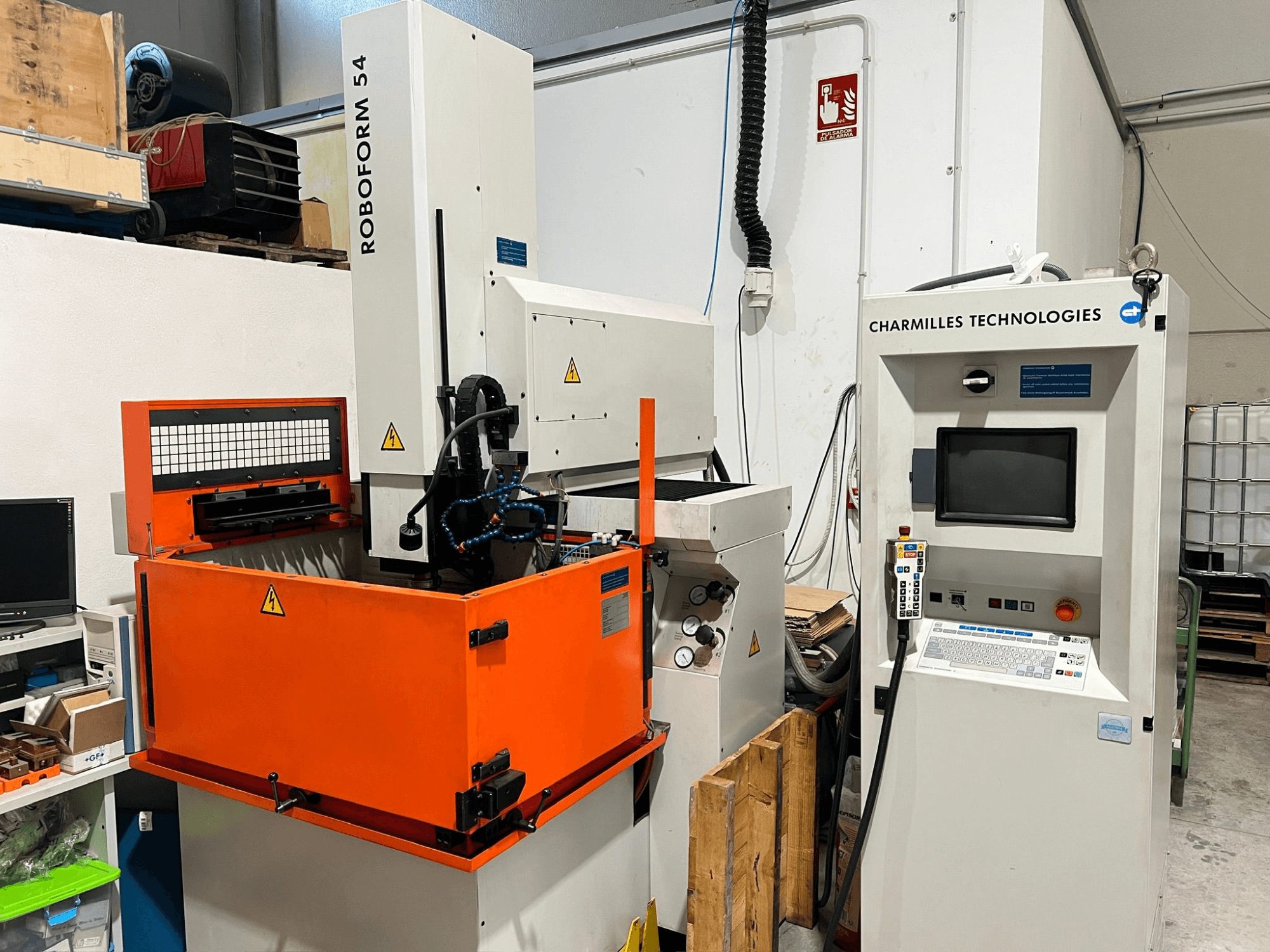 Elektrodrążarka wgłębna AgieCharmilles Roboform 54, widok z przodu, z pomarańczowym zbiornikiem roboczym i jednostką sterującą.