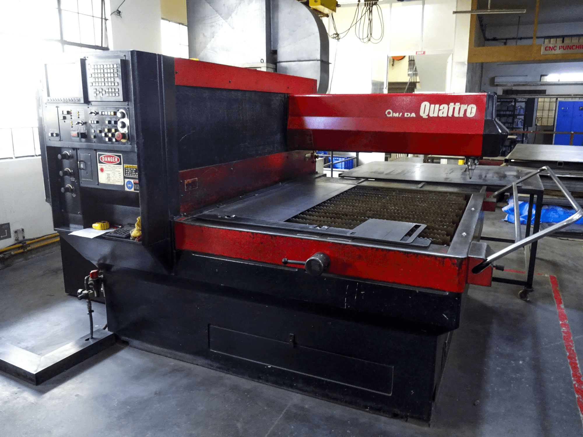 Widok z przodu maszyny AMADA Quattro AF1000E