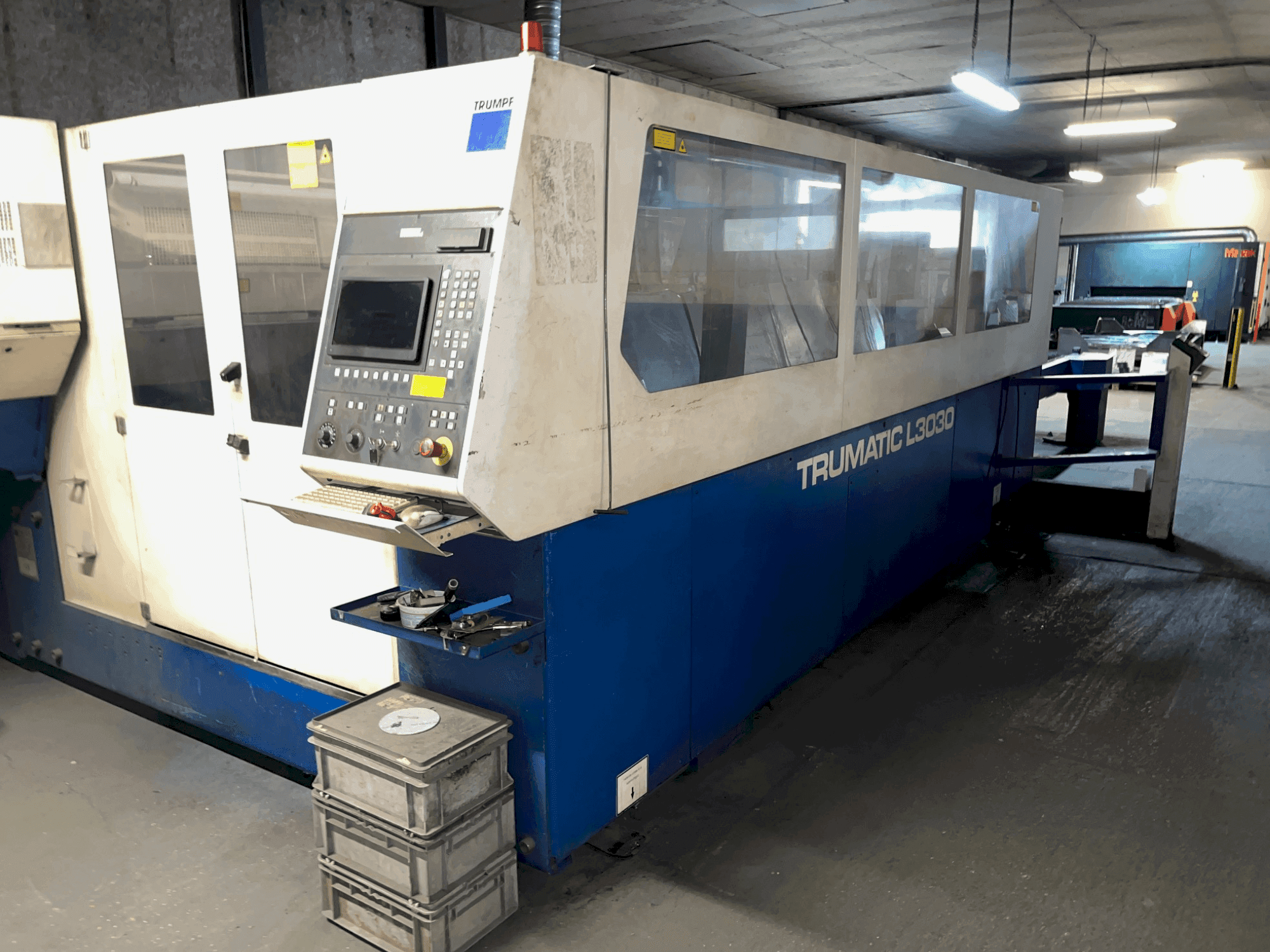 Widok z przodu maszyny TRUMPF TRUMATIC L3030
