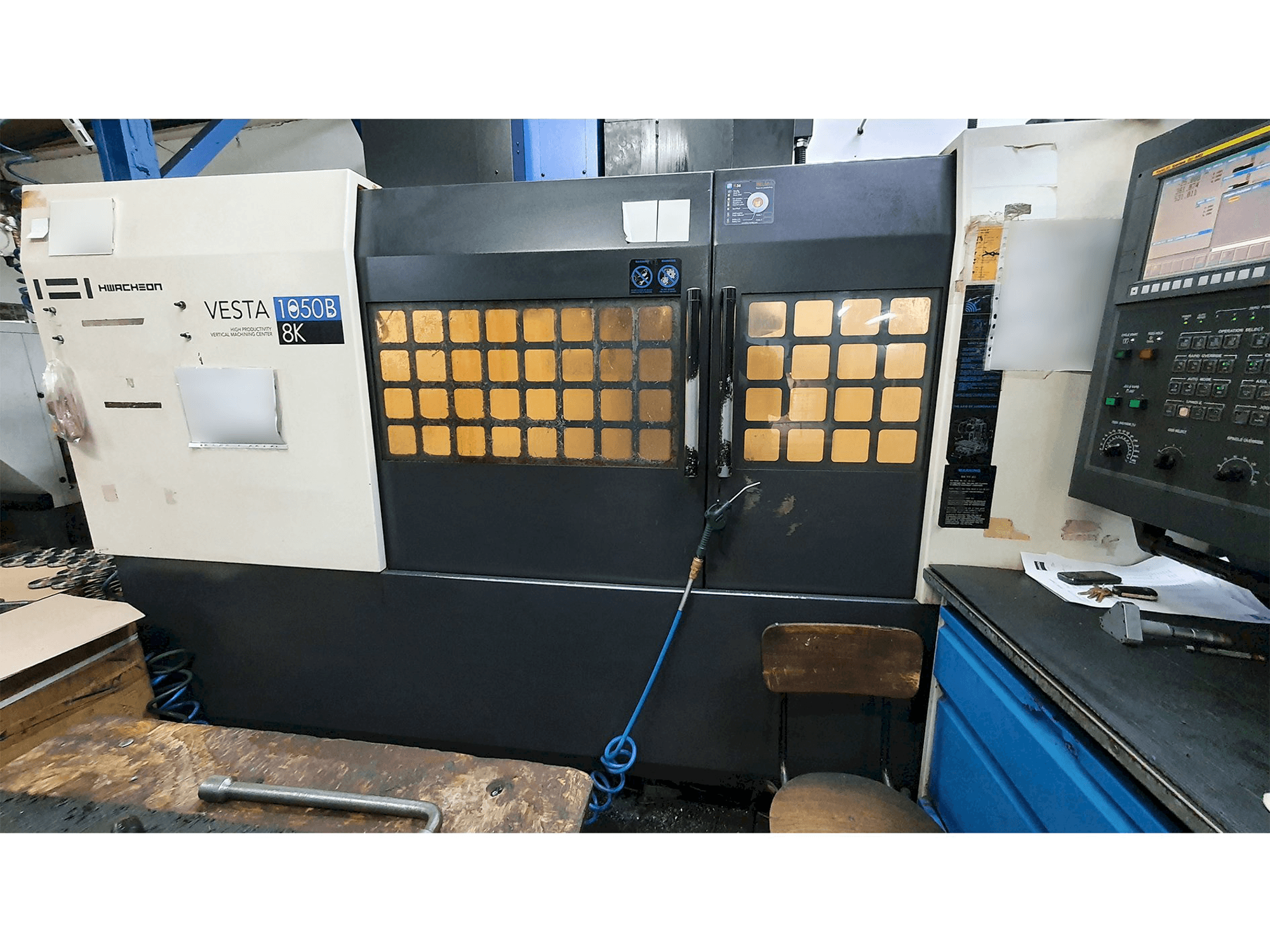 Widok z przodu maszyny HWACHEON VESTA-1050B
