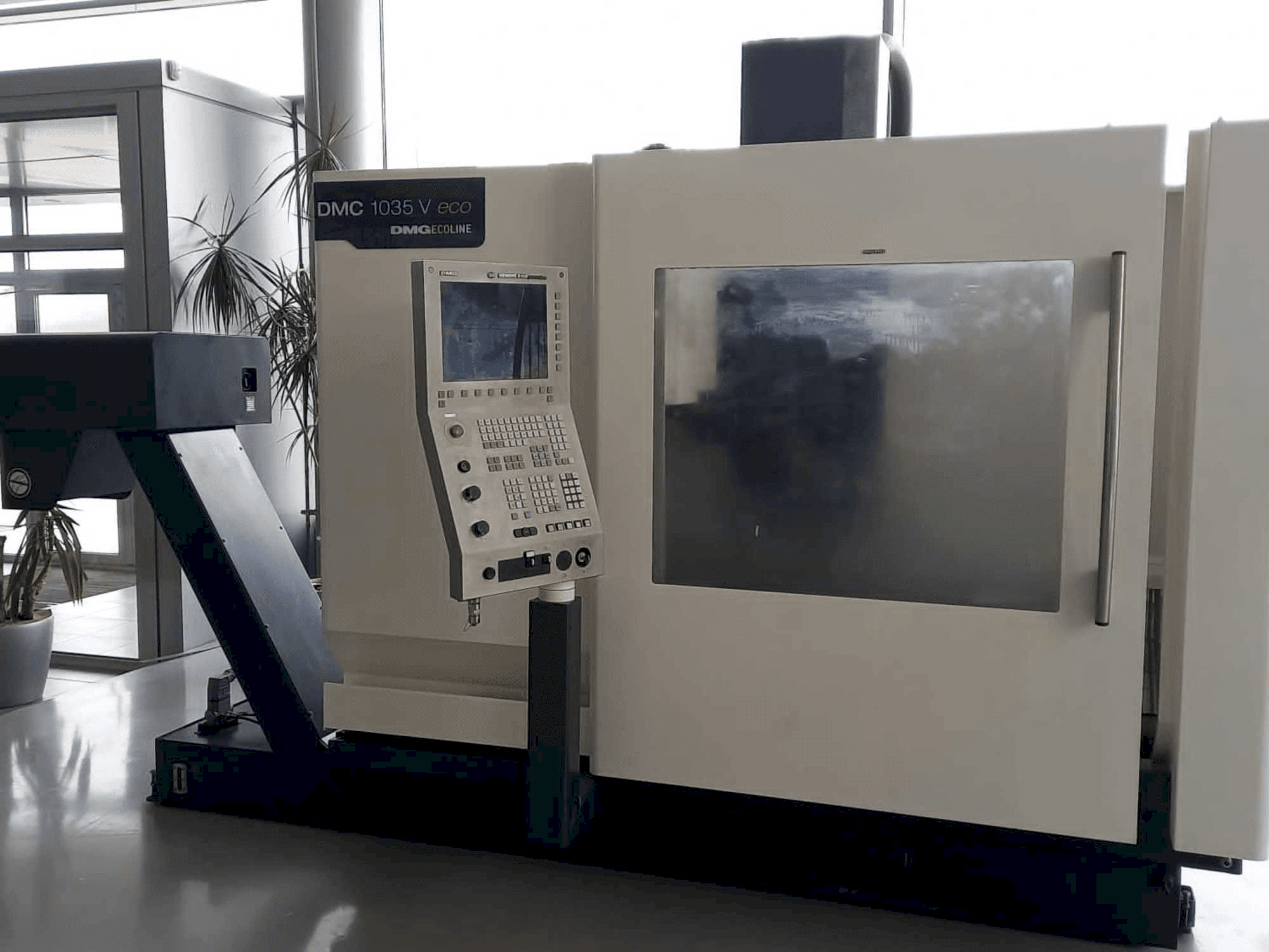 Widok z przodu maszyny DMG DMC 1035 V eco