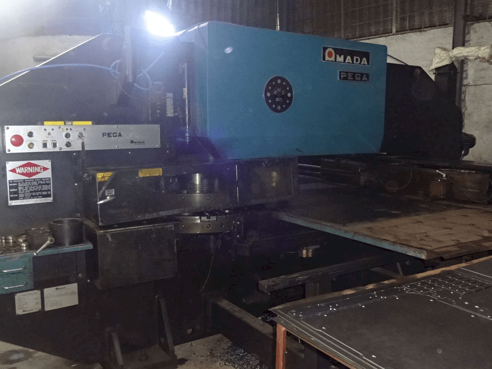 Widok z lewej maszyny AMADA PEGA 305072