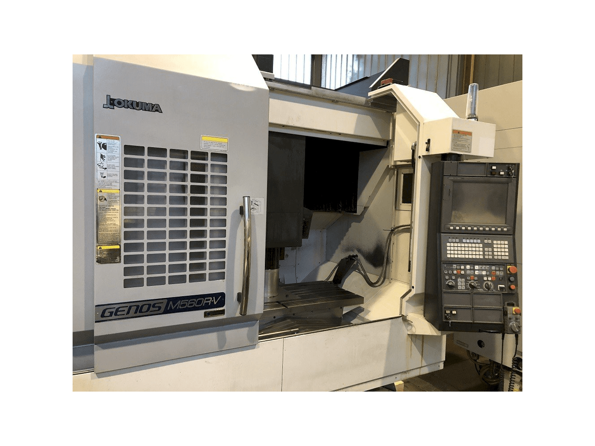 Widok z przodu maszyny Okuma Genos M560R-V