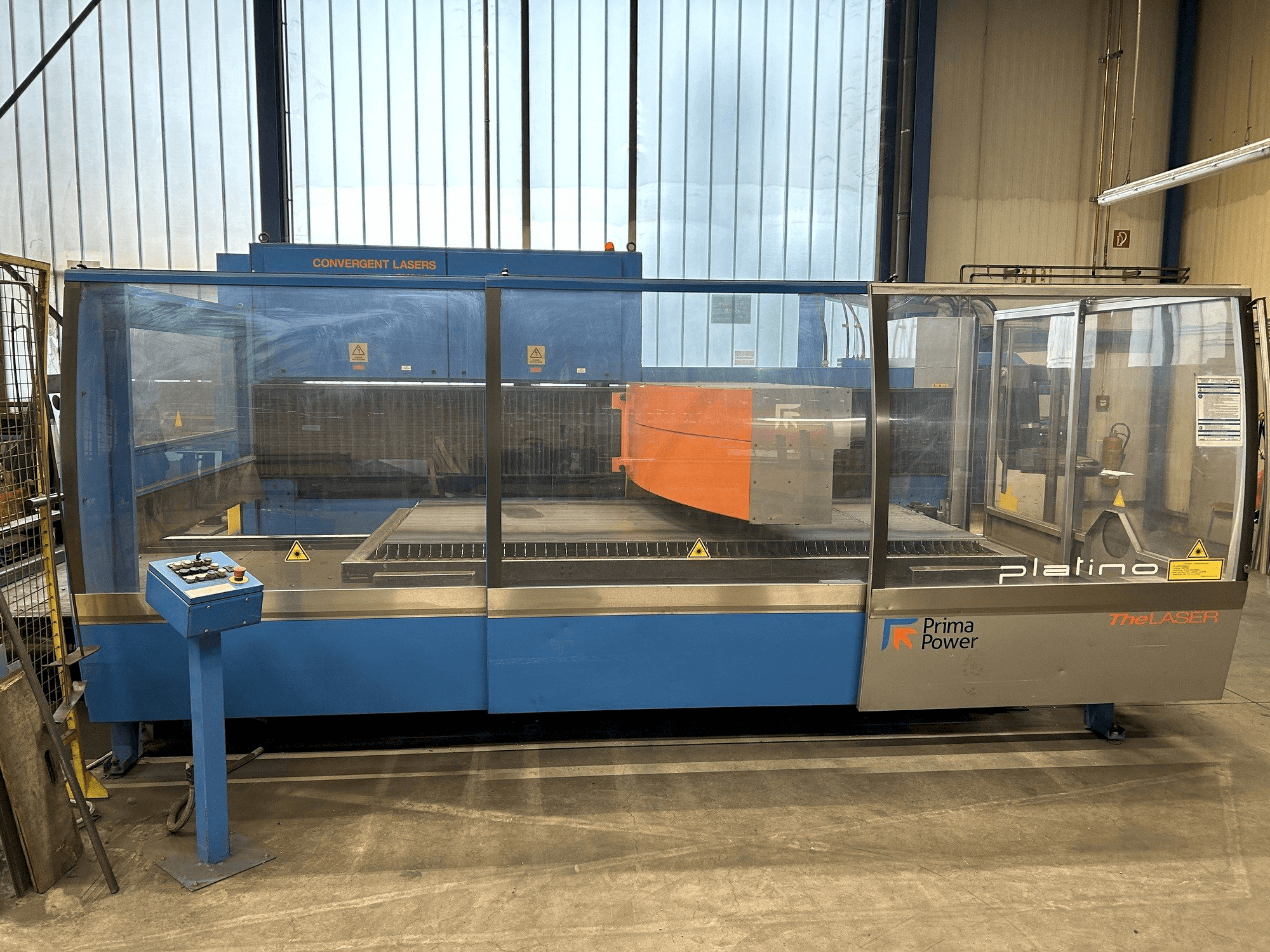 Widok z przodu maszyny Prima Power Platino 1530