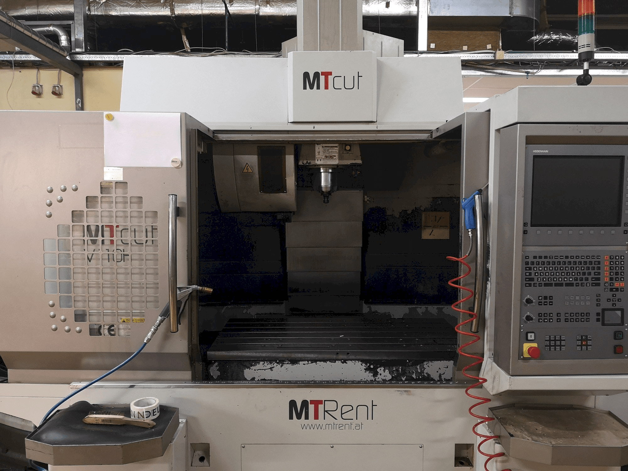 Widok z przodu maszyny MT Cut V110H