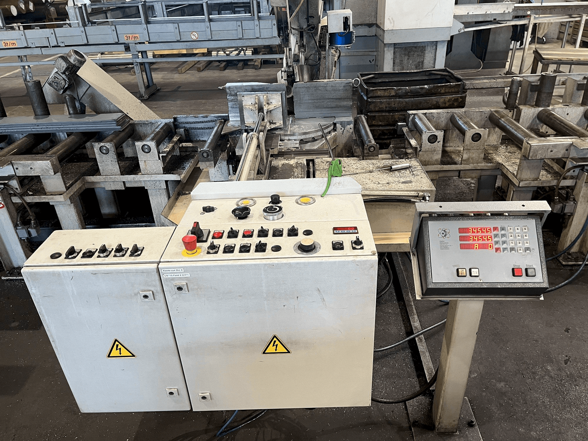 Widok z przodu maszyny KASTO cut DU 4