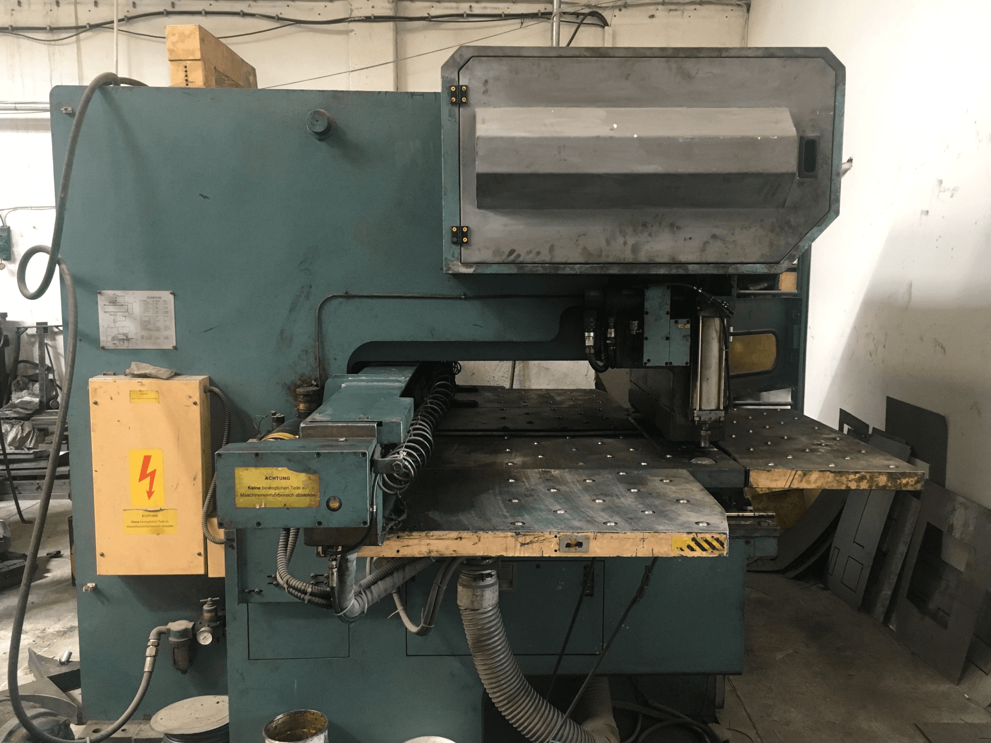 Widok z przodu maszyny AMADA OCTO-334