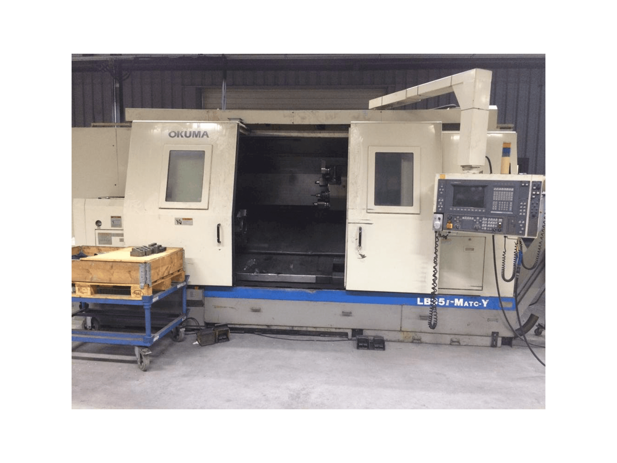 Widok z przodu maszyny Okuma LB35 II