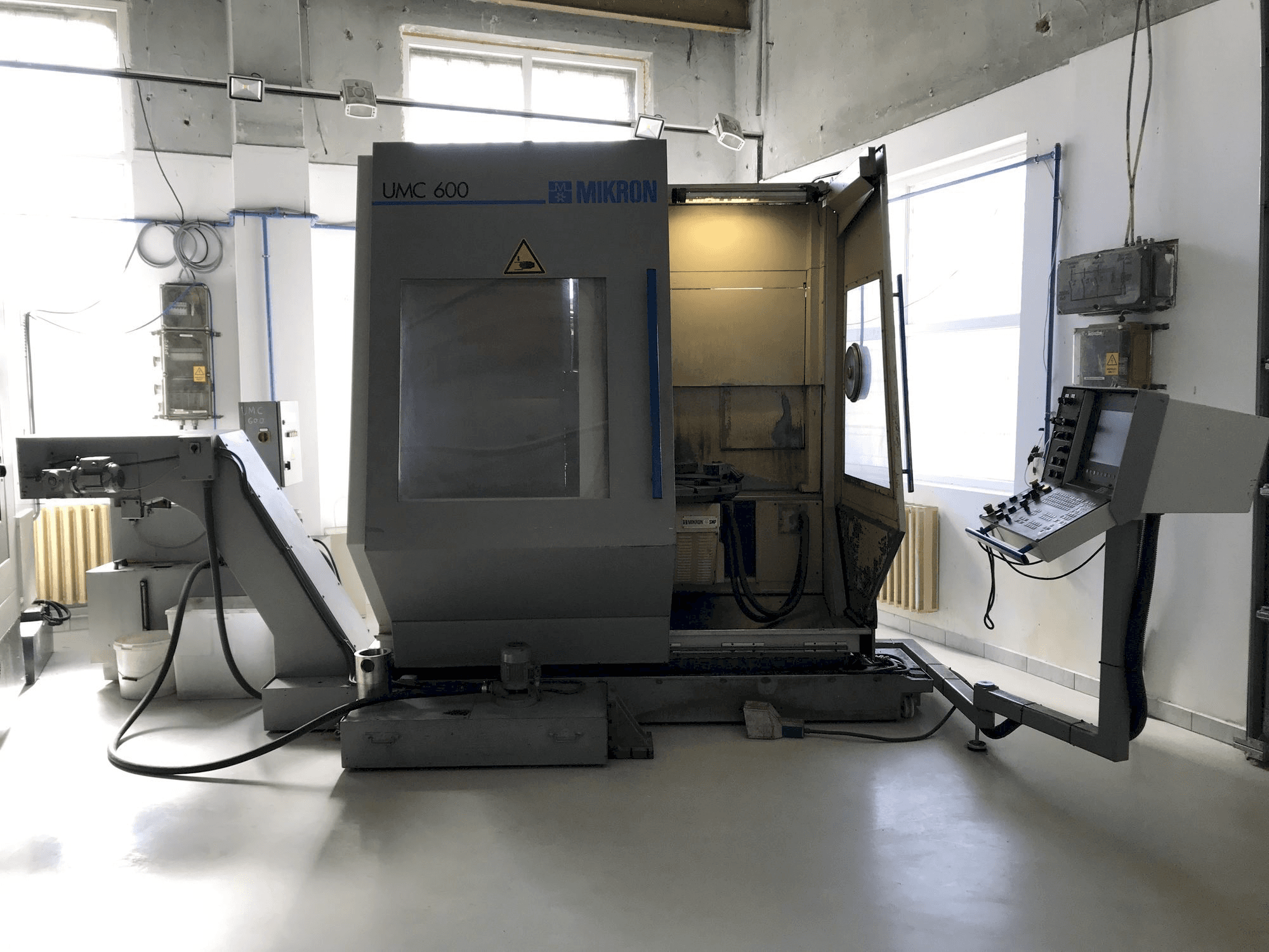 Widok z przodu maszyny MIKRON UMC 600
