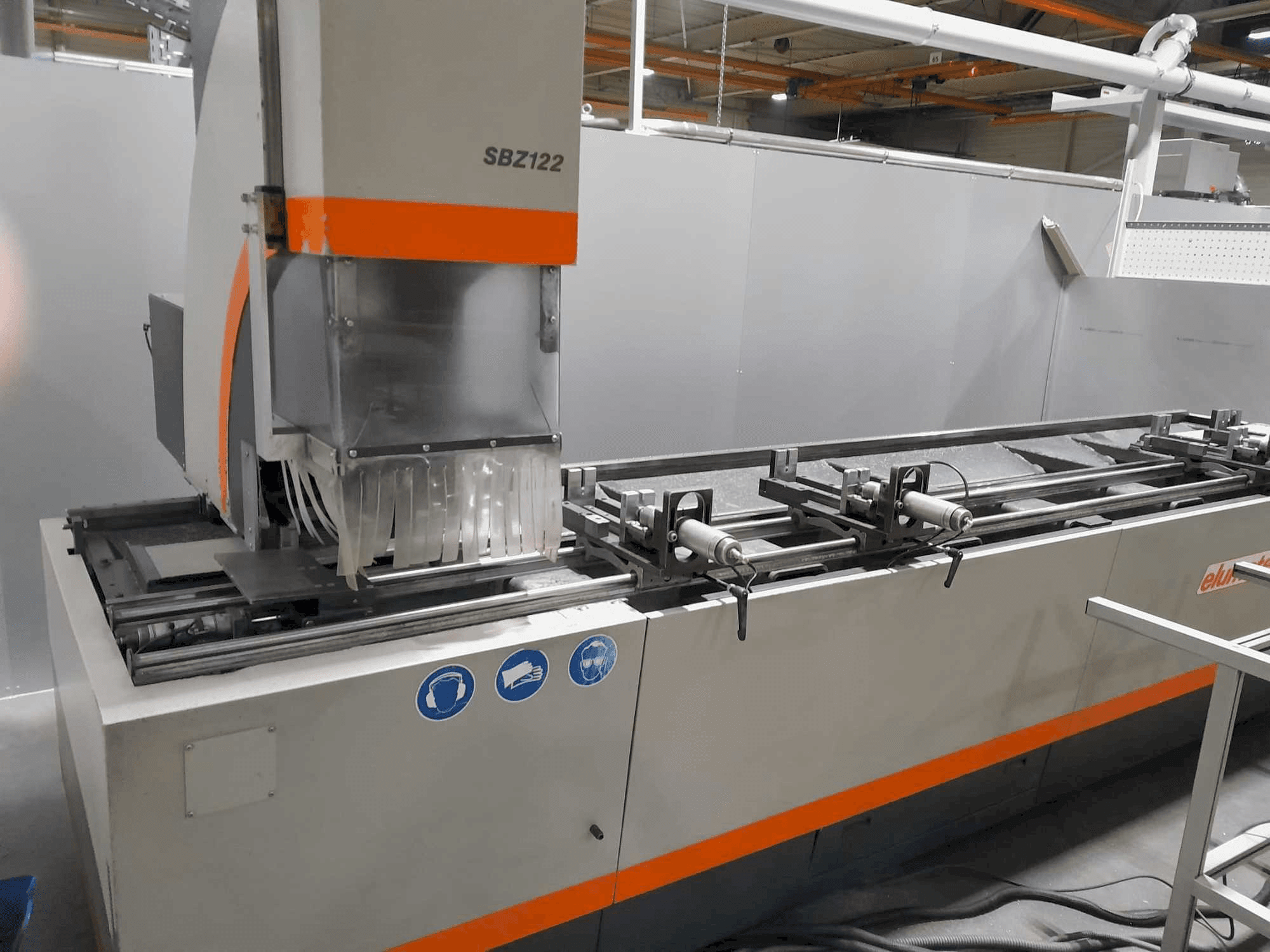 Widok z przodu maszyny Elumatec SBZ 122