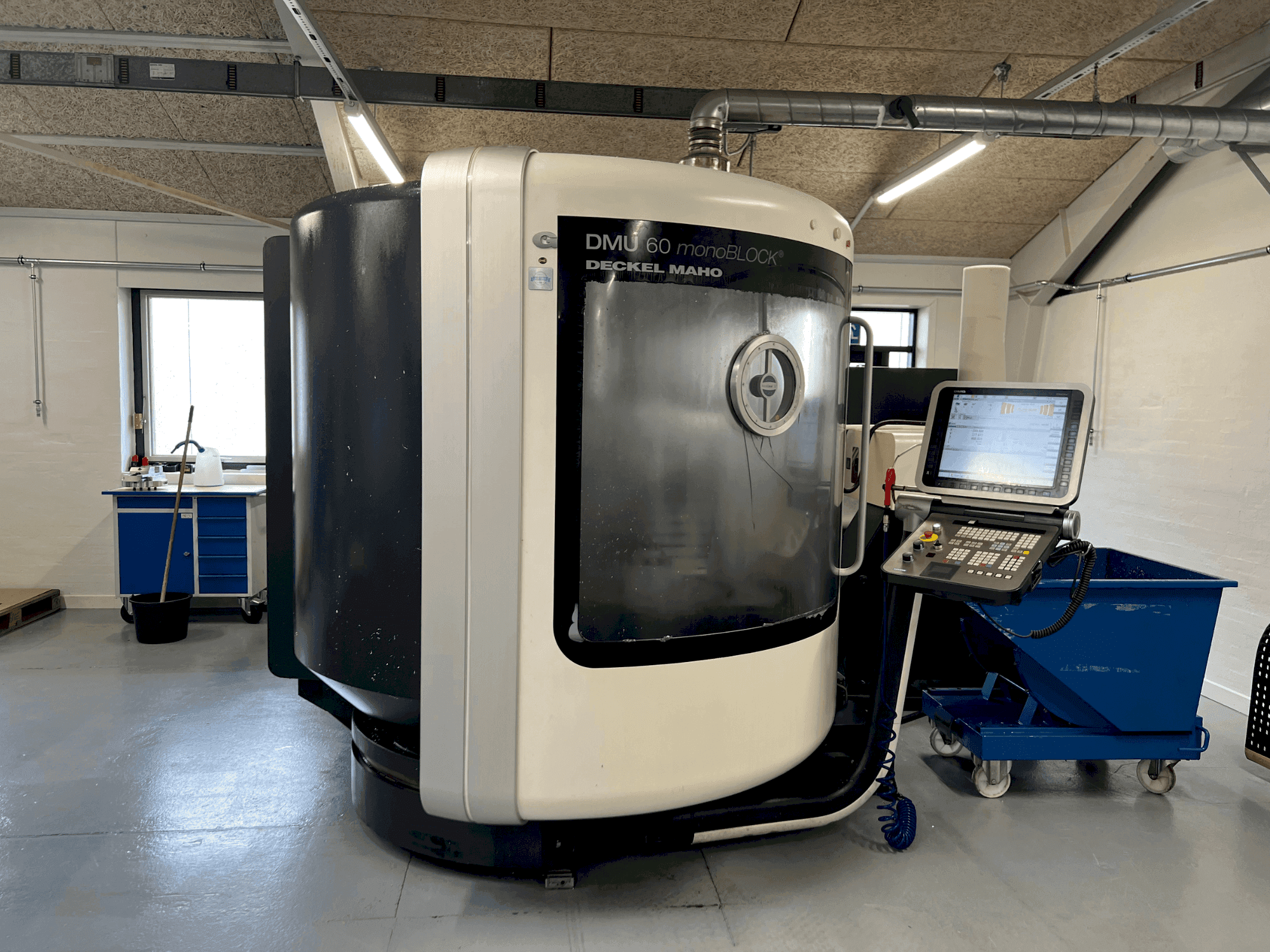 Widok z przodu maszyny DMG MORI DMU 60 monoBLOCK