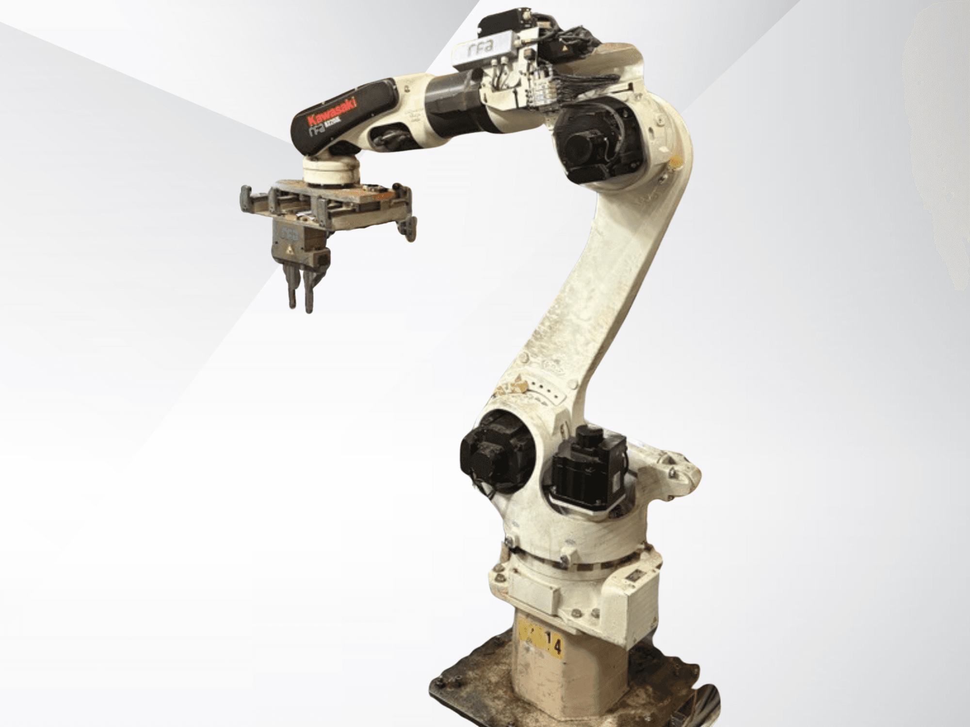 Ramię robota Kawasaki E42F-A001 w widoku z boku, z chwytakiem przymocowanym na końcu. Widoczne złącza obrotowe i złącza zasilania.