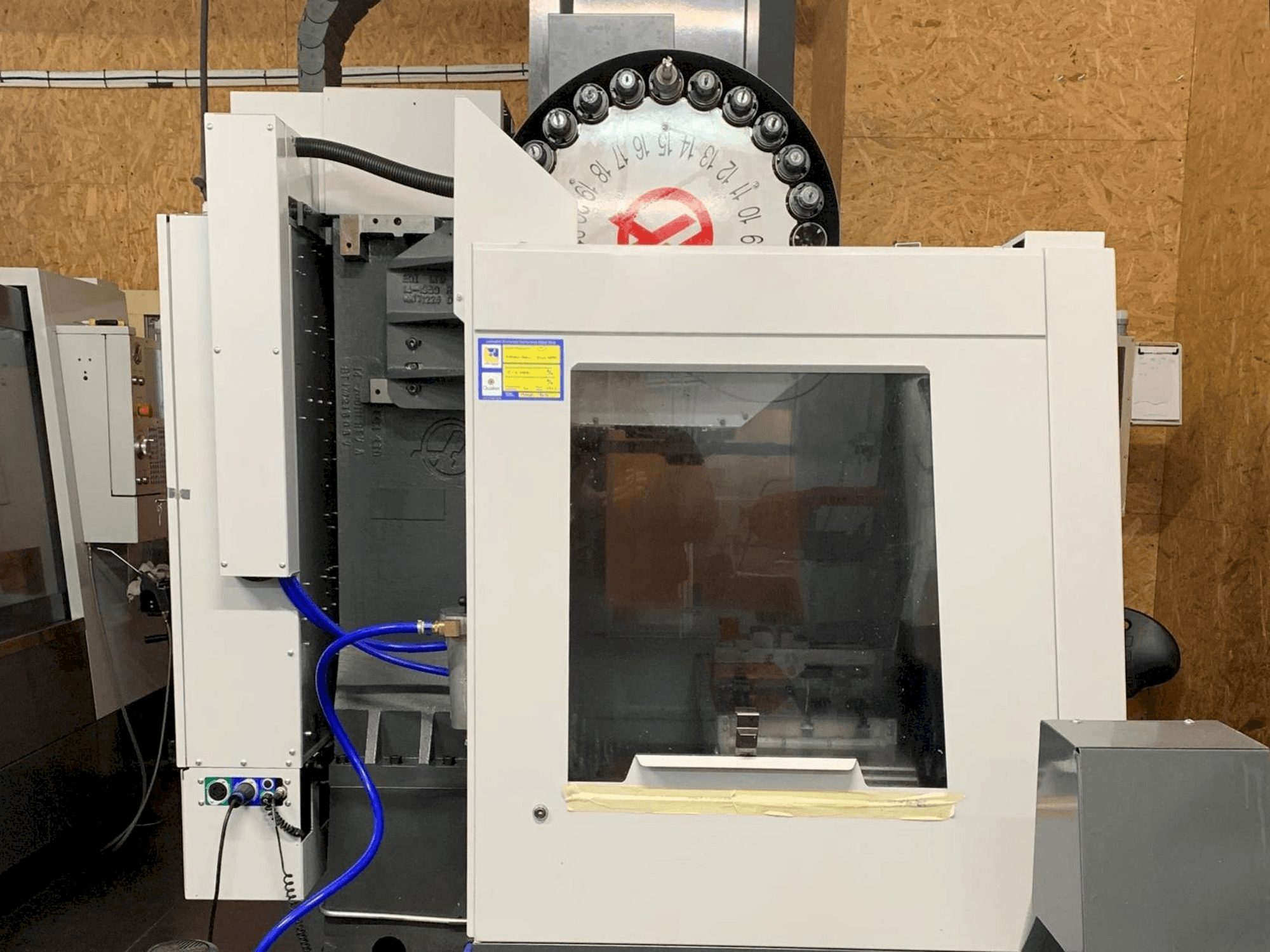 Widok z przodu maszyny HAAS VF-2EU