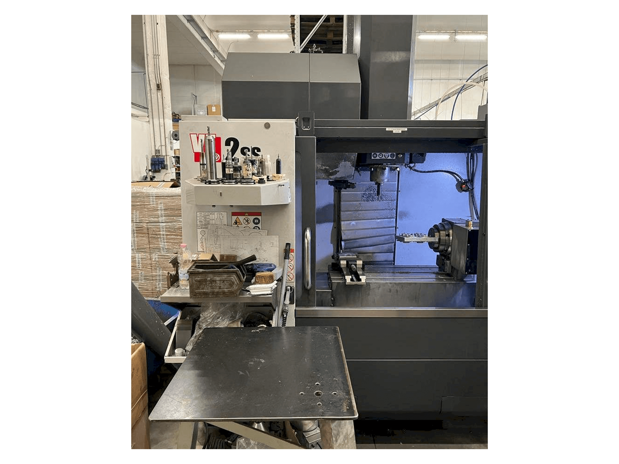 Widok z przodu maszyny HAAS VF-2SS