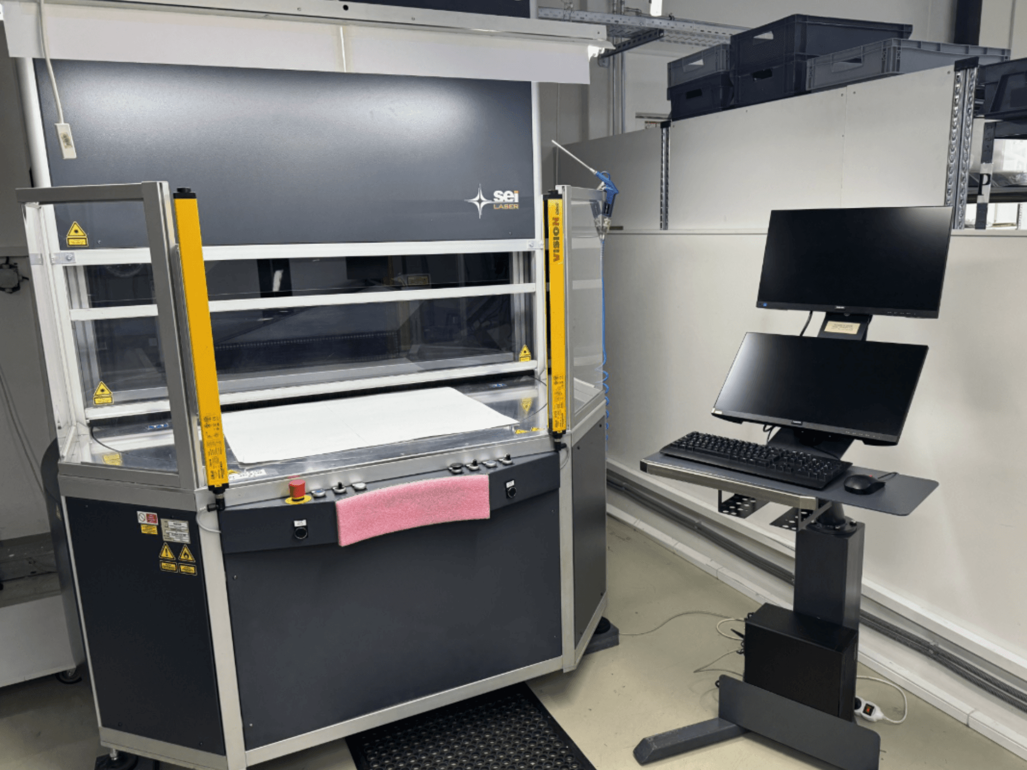 Maszyna do cięcia laserowego CO2 SEI Laser INFINITY 5070 V300 – widok z przodu, z panelem sterowania i podłączonym stanowiskiem monitorowym.