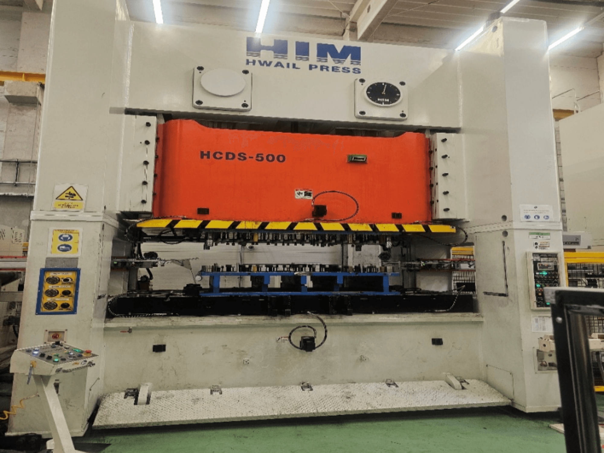 Mechaniczna prasa tłocząca HIM HWAIl PRESS HCDS-500 – widok z przodu, z pomarańczową płytą dociskową i panelem sterowania.
