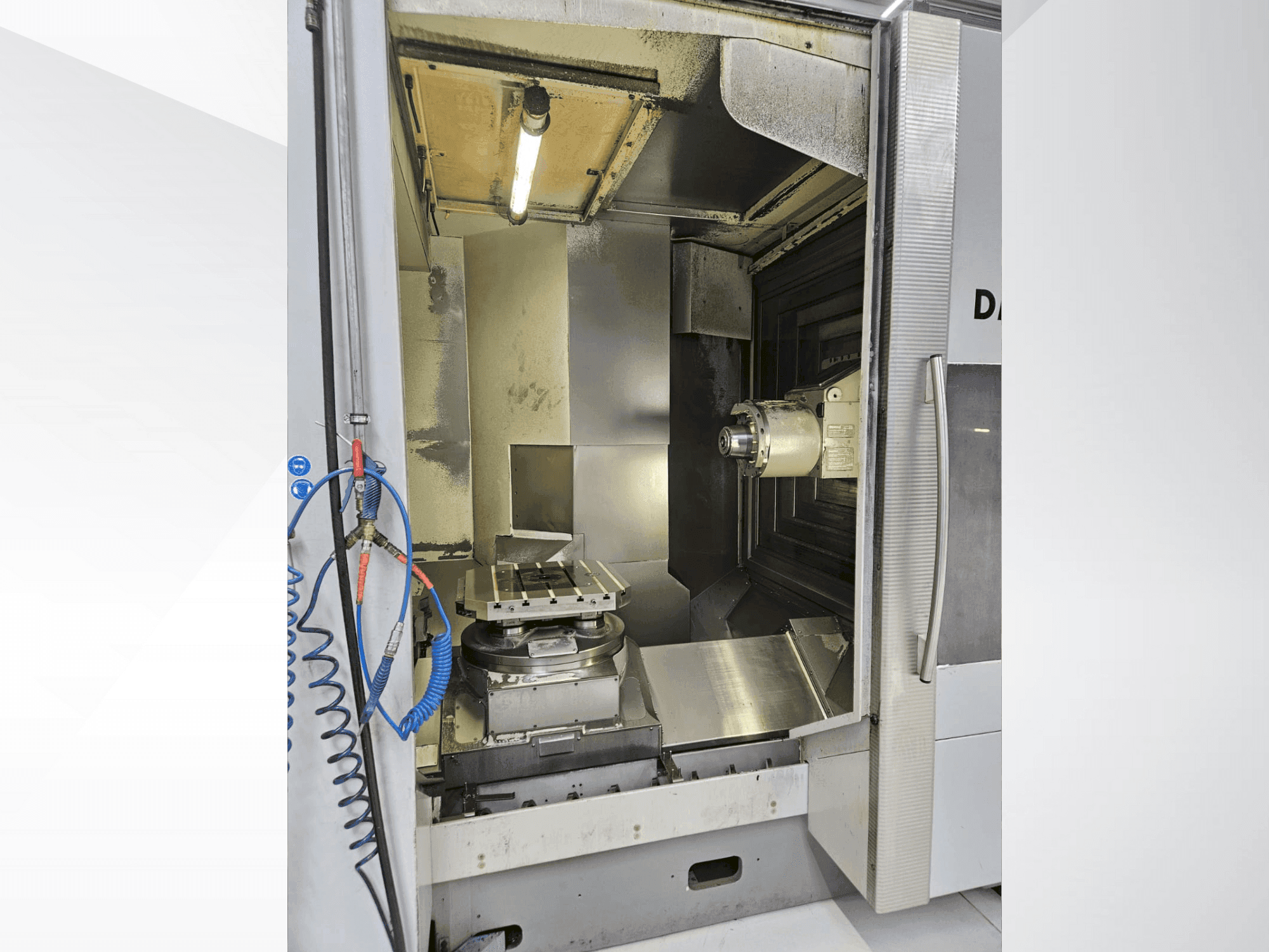 Widok z przodu maszyny DECKEL MAHO DMC 70H duoBlock