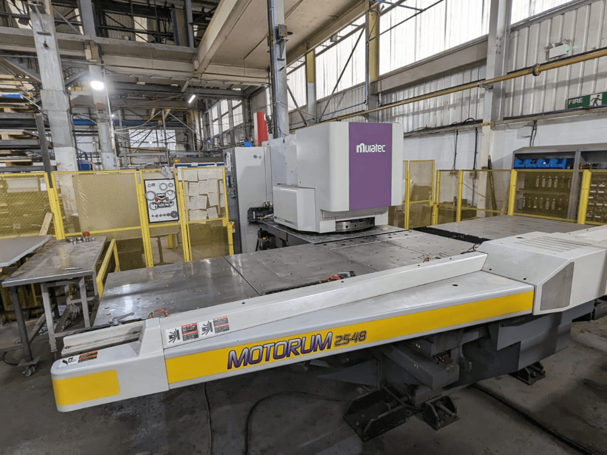 Wykrawarka CNC Muratec MOTORUM 2548 – widok z przodu przedstawiający panel sterowania i stół roboczy w warunkach fabrycznych.