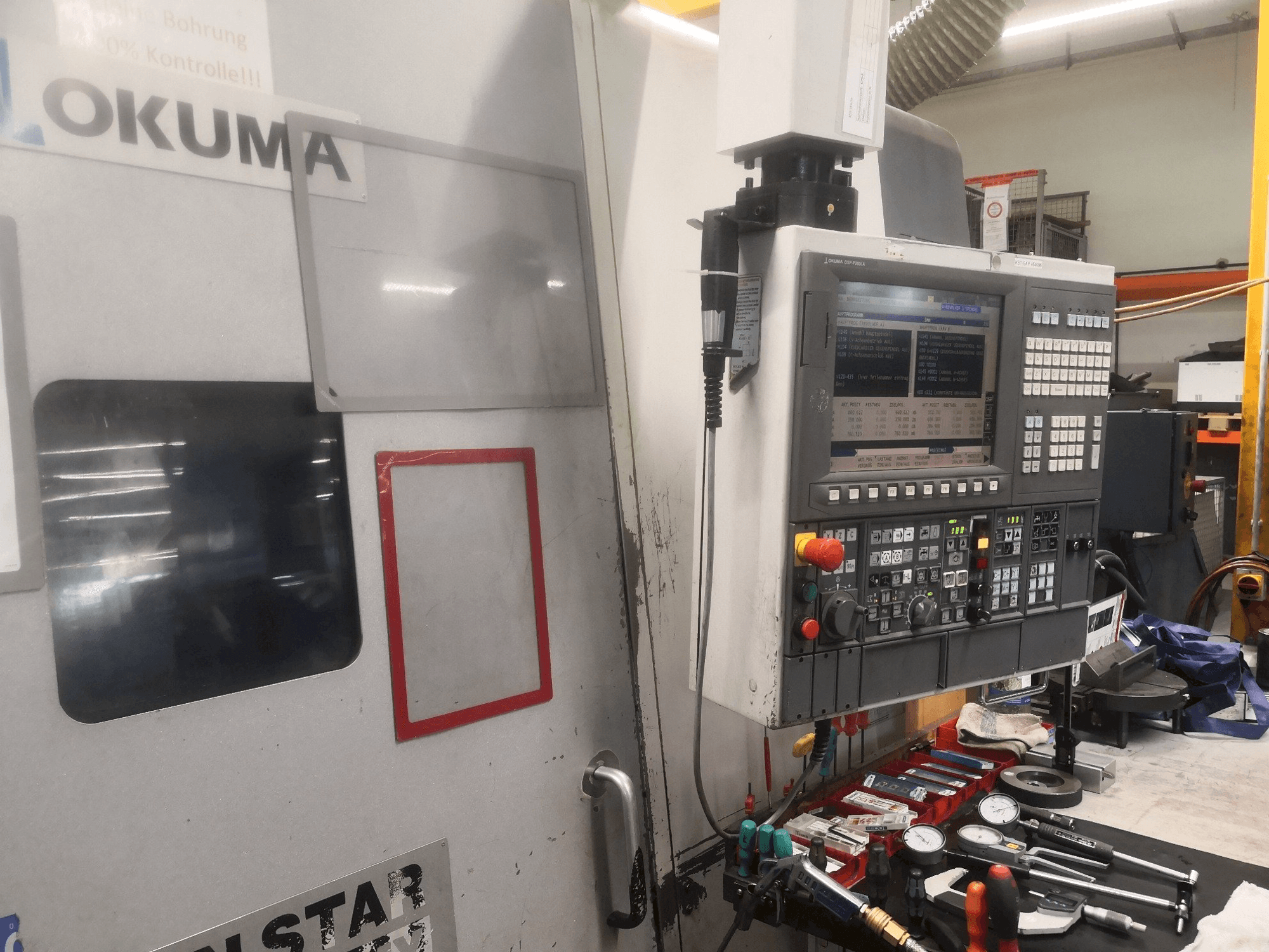 Widok z przodu maszyny Okuma LT 300 MY