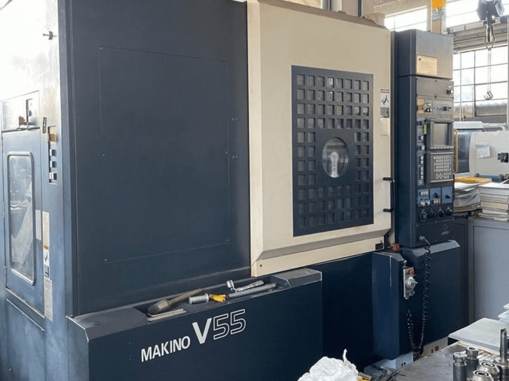 Pionowe centrum obróbcze Makino V55-A15 – widok z przodu przedstawiający panel sterowania, solidną konstrukcję oraz konfigurację obszaru roboczego.