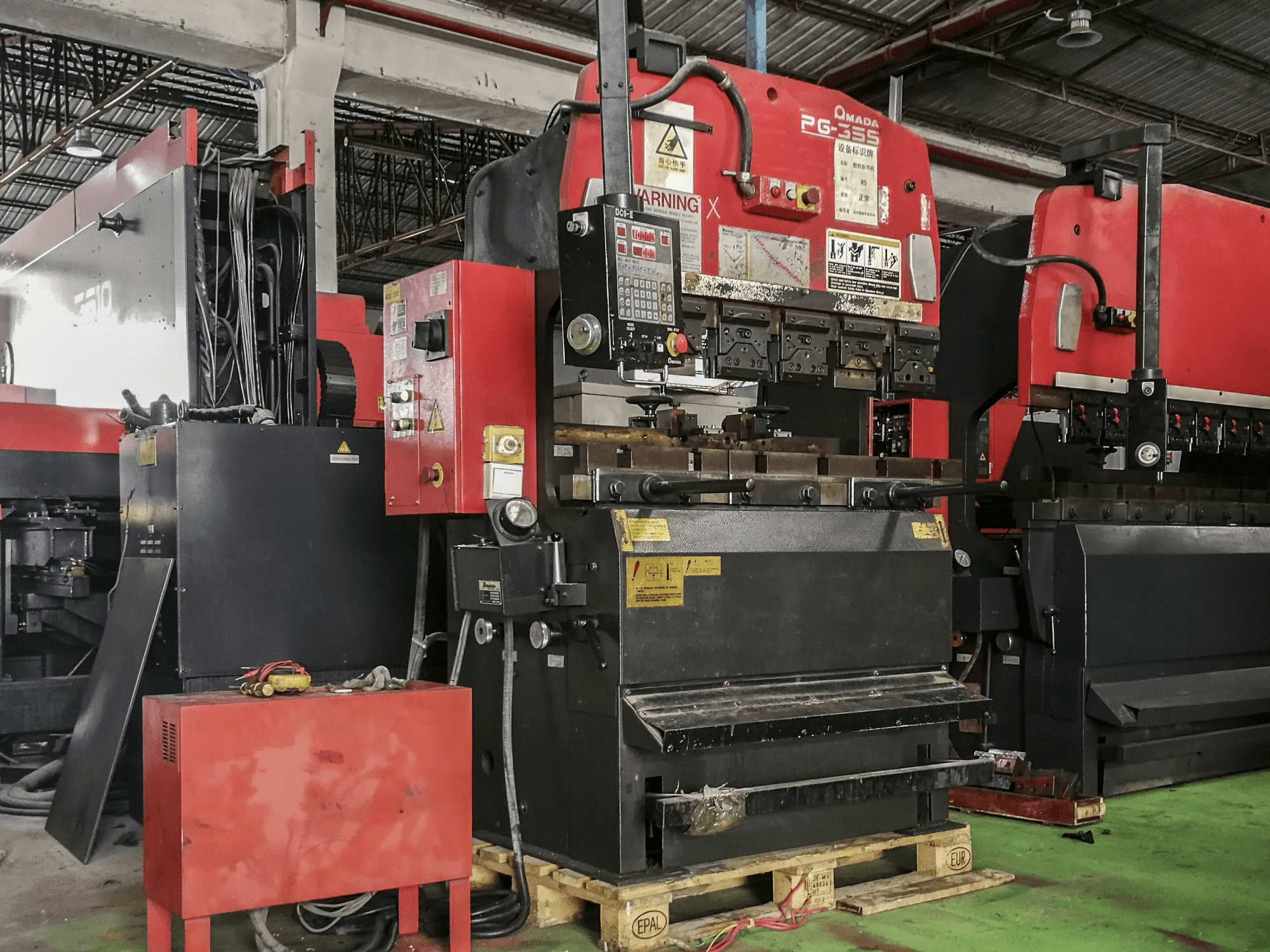 Widok z lewej maszyny AMADA RG-35S