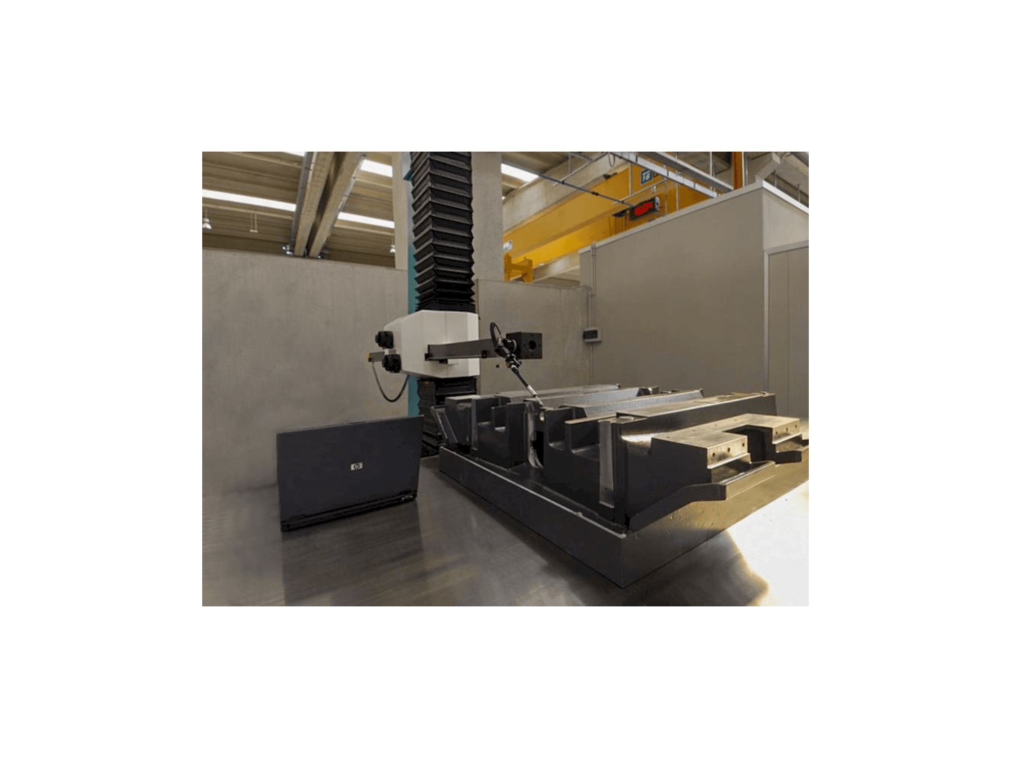 Widok z przodu maszyny Hexagon Metrology Poli Globo