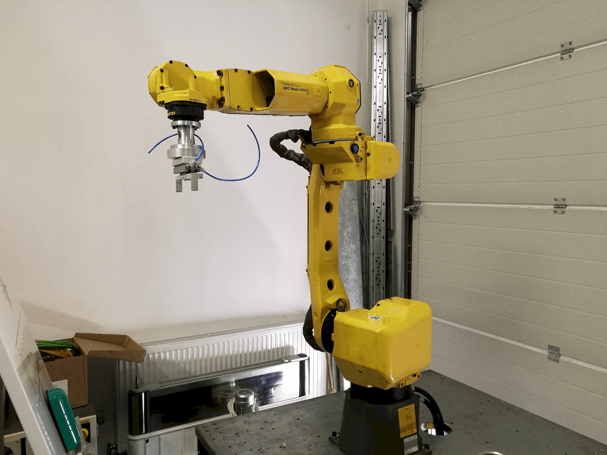 Widok z przodu maszyny FANUC ARC Mate 100iC/12
