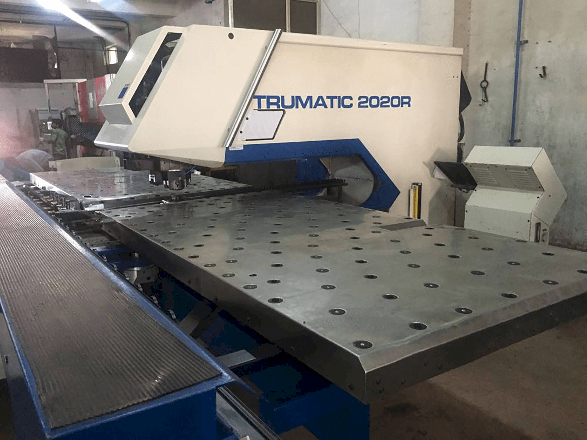 Widok z prawej maszyny Trumpf Trumatic 2020R
