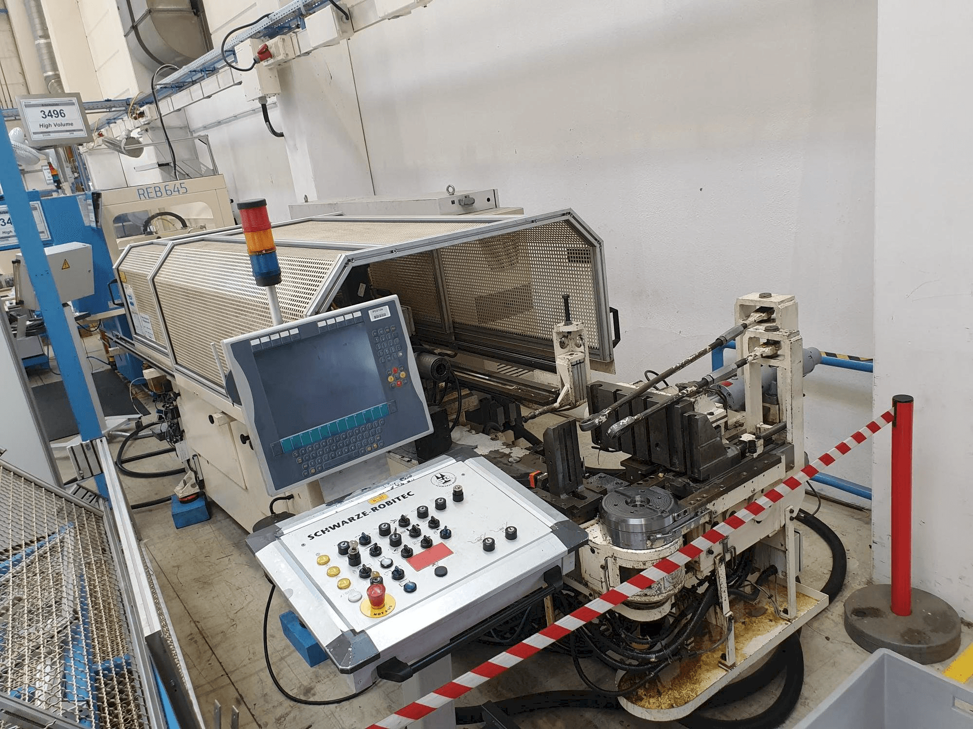 Widok z przodu maszyny SCHWARZE-ROBITEC CNC40MR