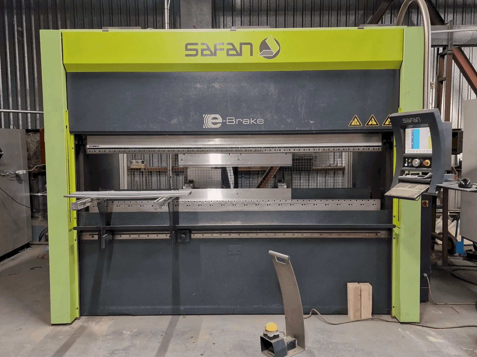 Widok z przodu maszyny Safan E-Brake 80-2550-Ts3 Cnc
