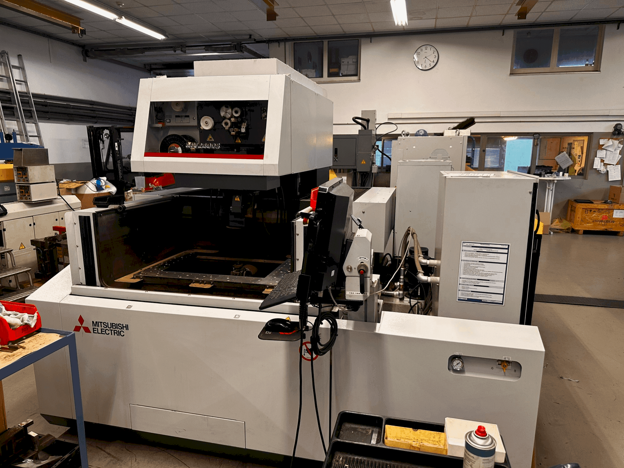 Widok z przodu maszyny Mitsubishi MV2400S