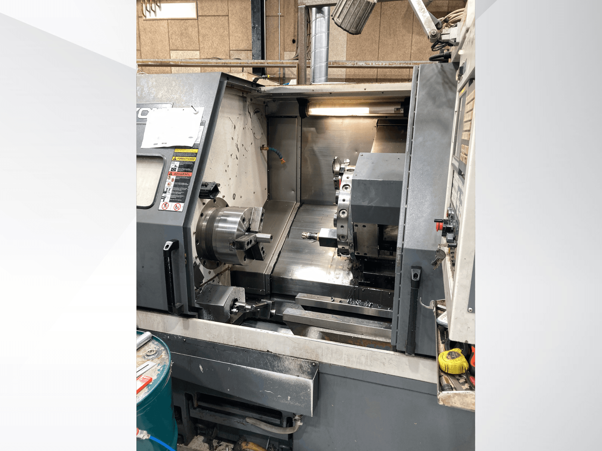 Tokarka pozioma YCM GT-300LMB, widok z przodu, panel sterowania i uchwyt obrotowy z ustawionym oprzyrządowaniem.