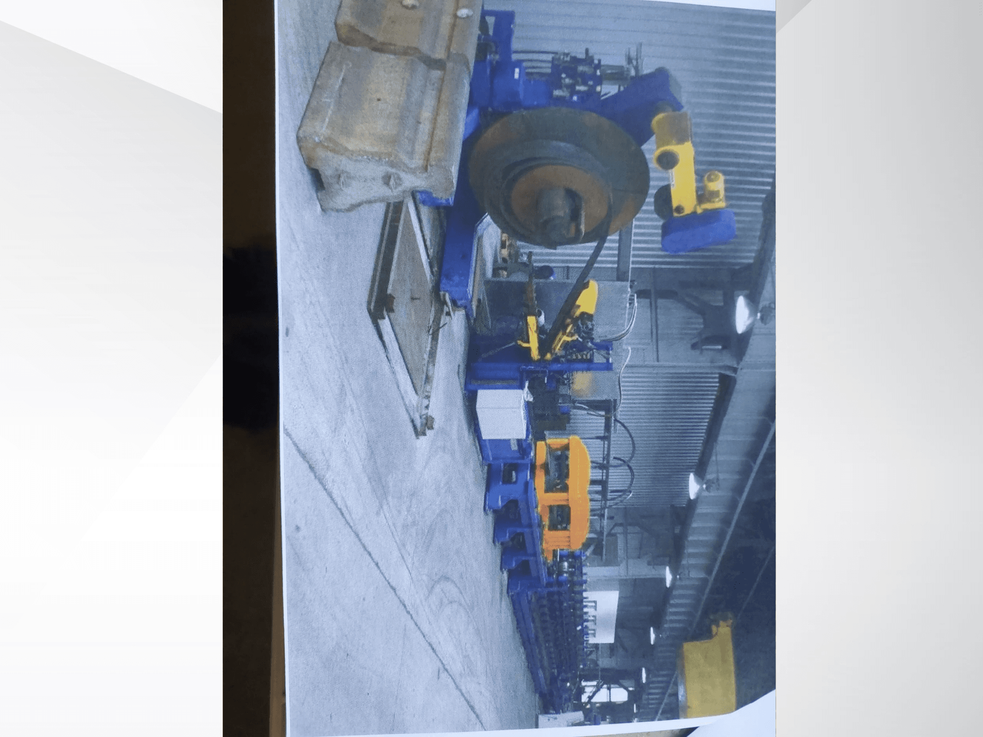 Giętarka do profili Müller Profilierung 3 w warsztacie, z widoczną niebieską konstrukcją i żółtymi elementami hydraulicznymi.