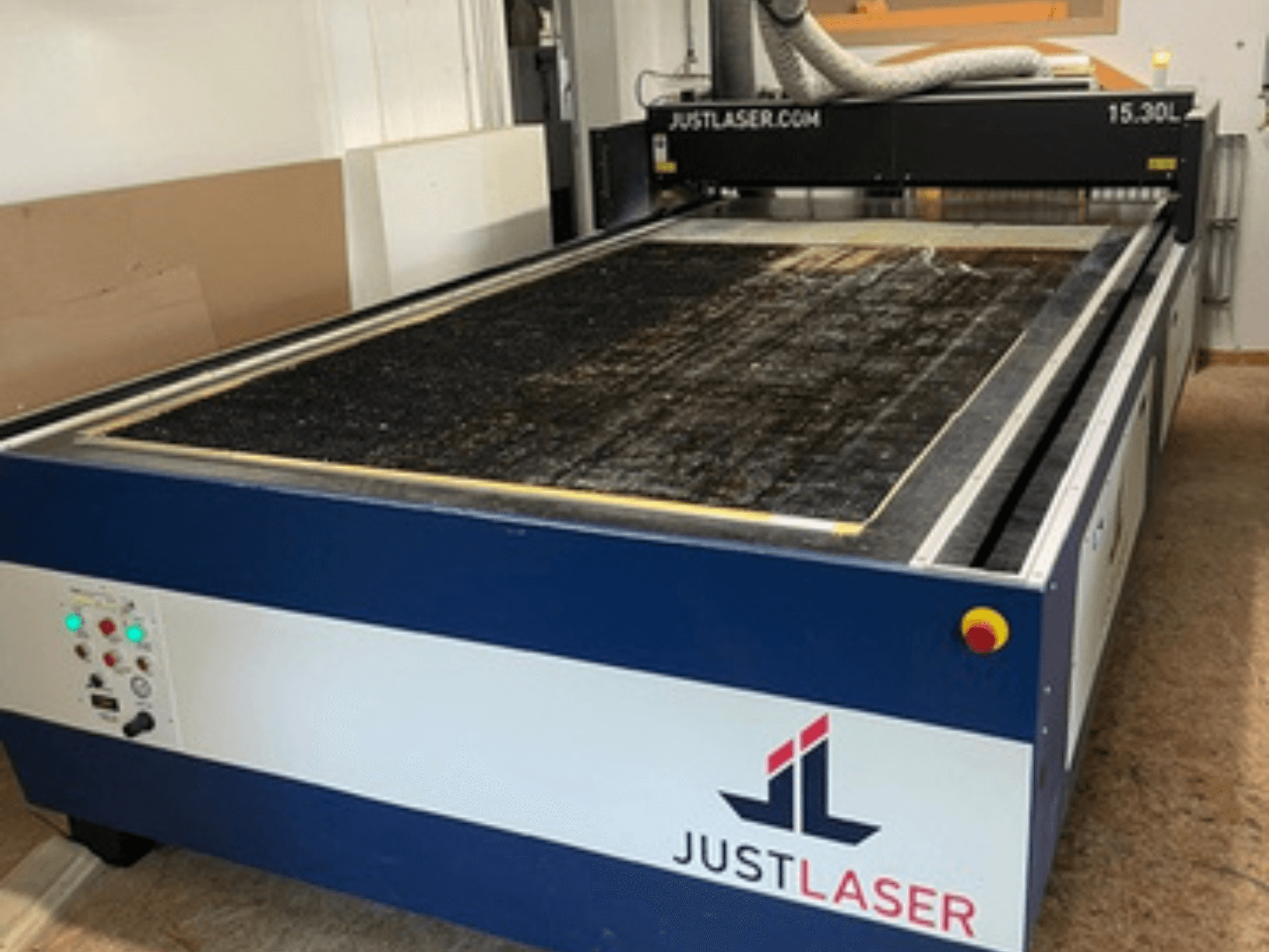 Wycinarka laserowa CO2 KERN KER60120-KT500, widok z przodu przedstawiający panel sterowania i dużą powierzchnię cięcia.